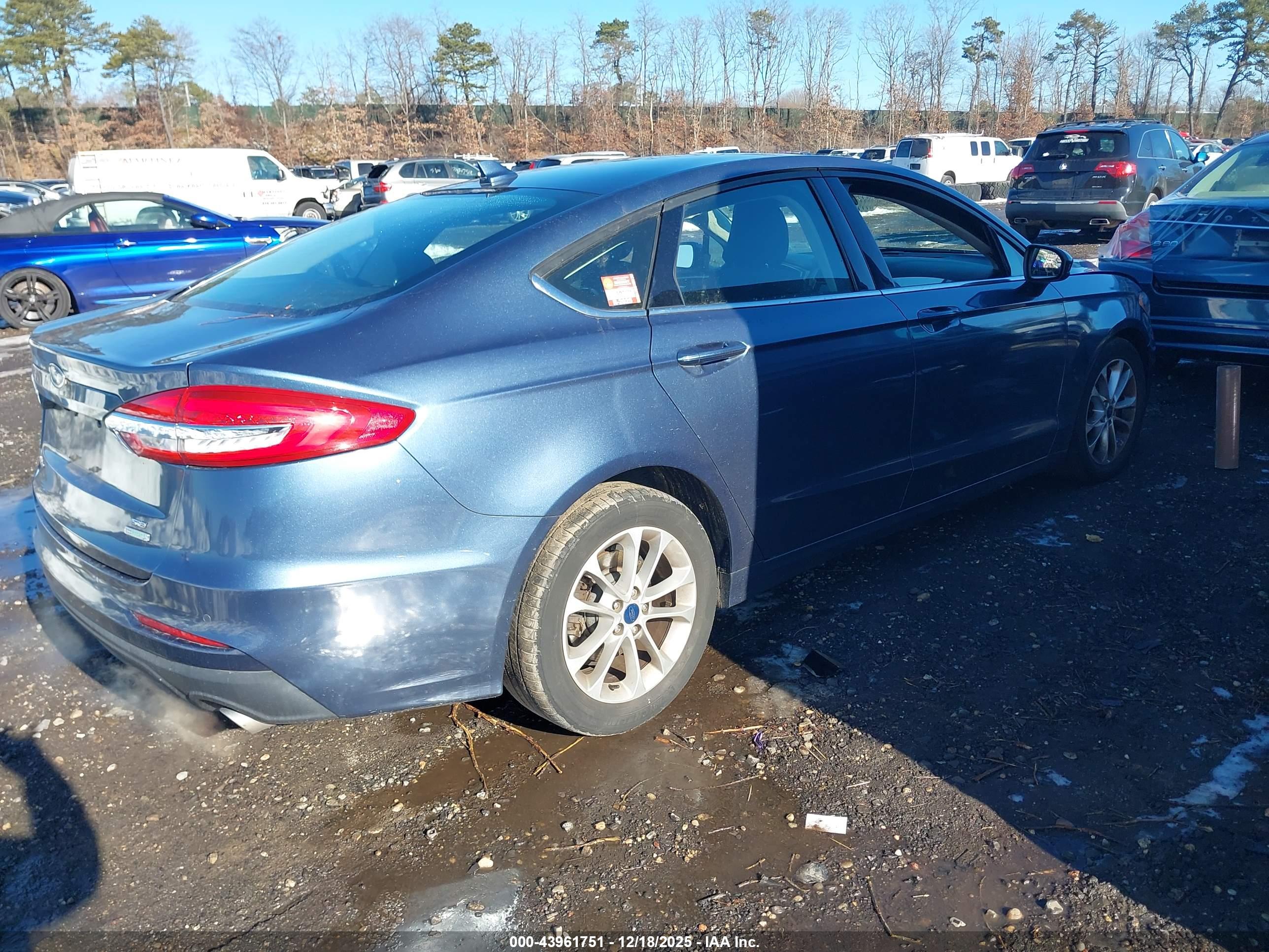 FORD FUSION image 4