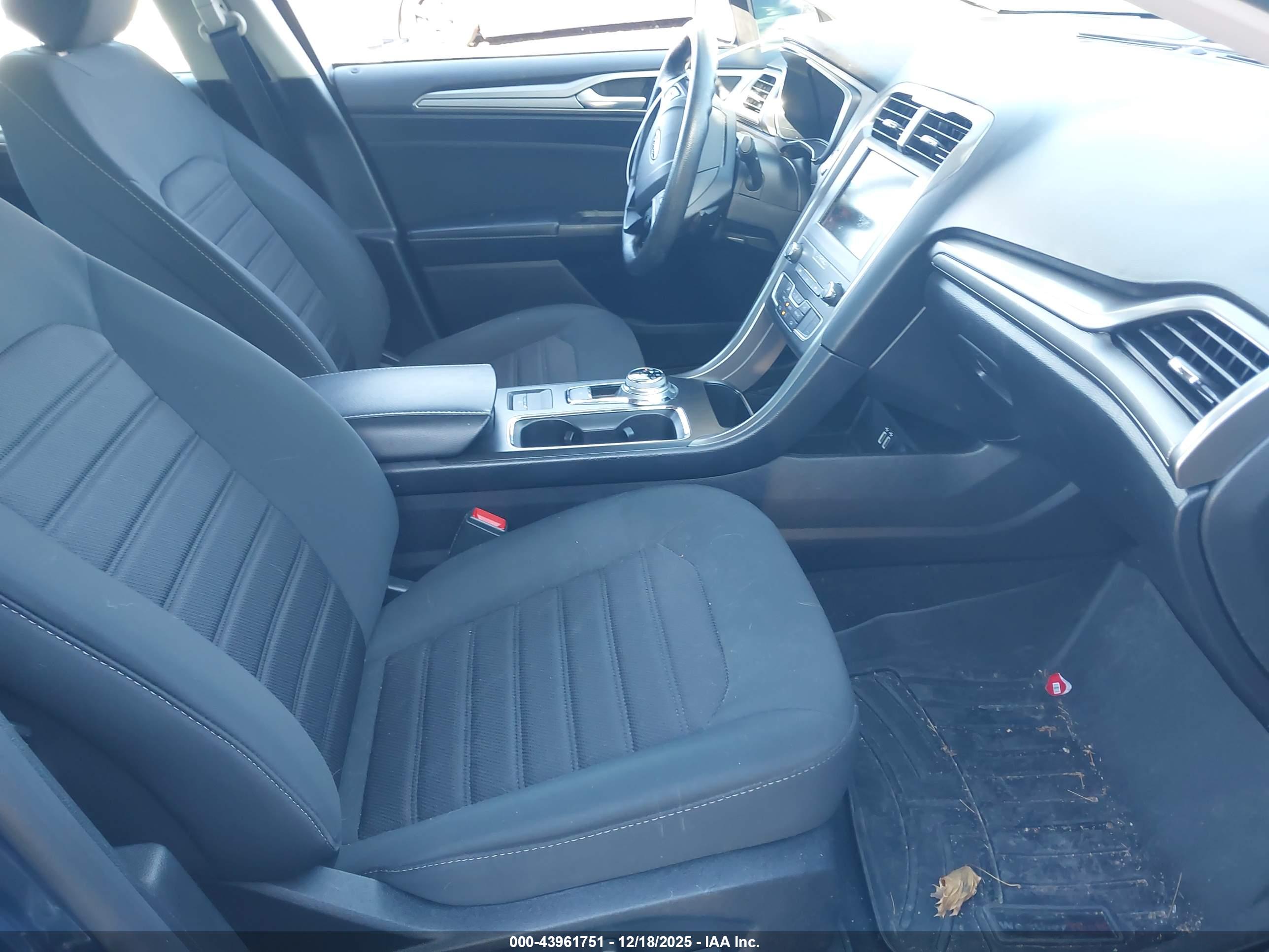 FORD FUSION image 5
