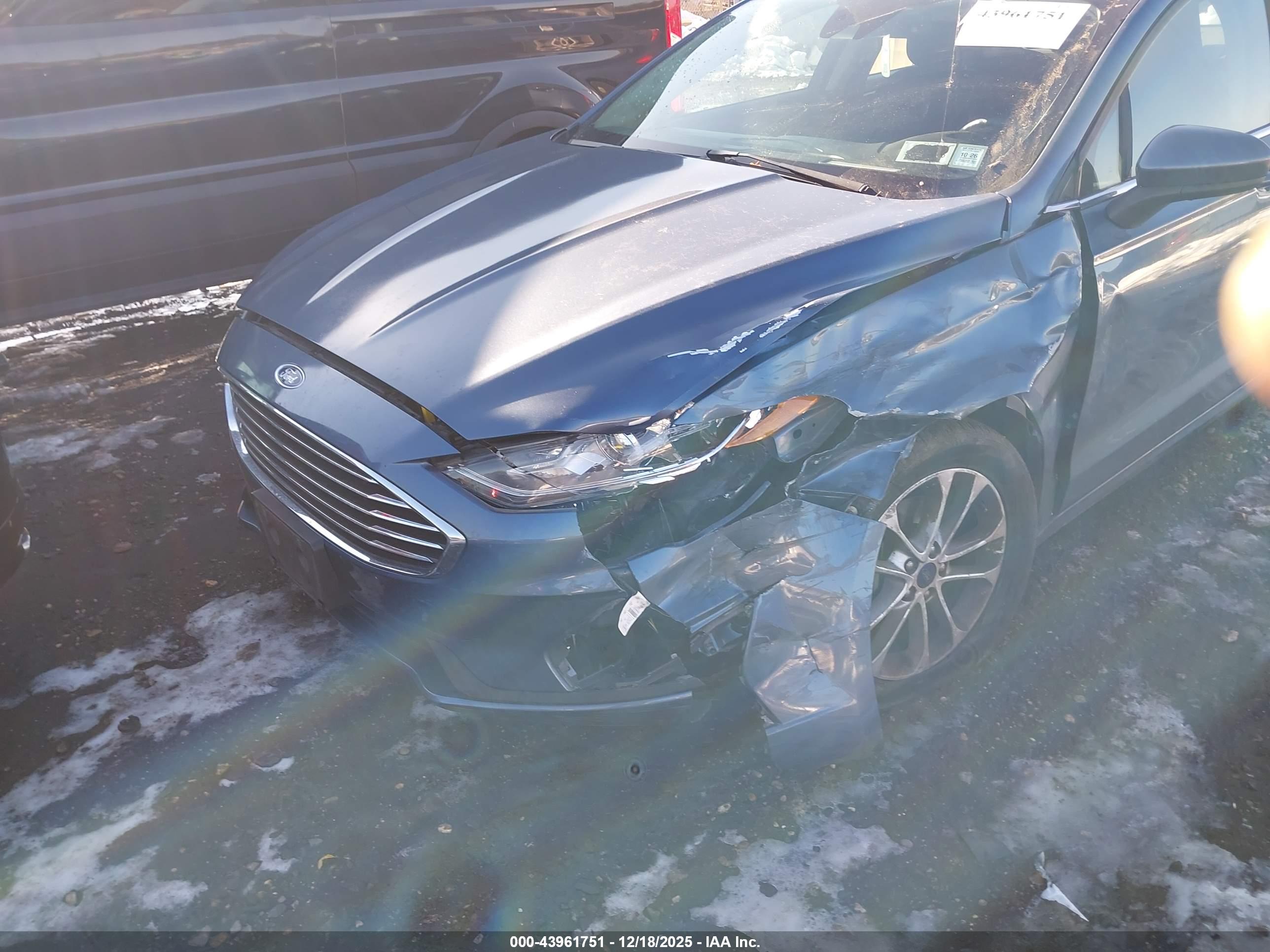 FORD FUSION image 6