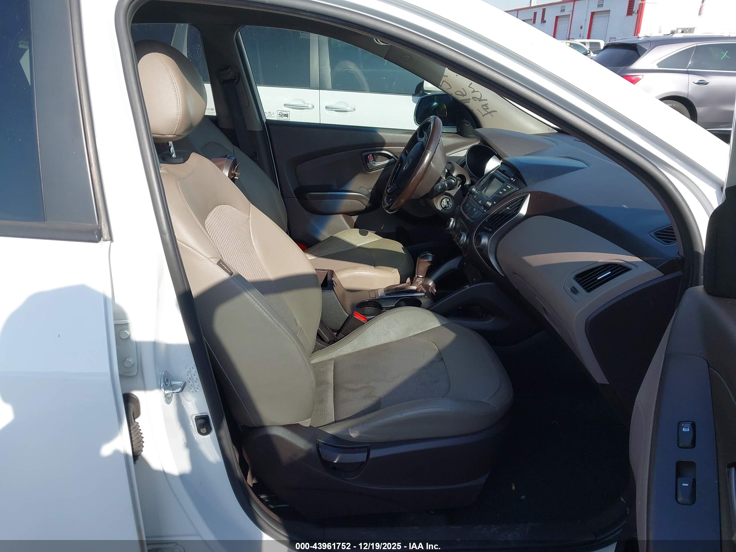 HYUNDAI TUCSON image 5
