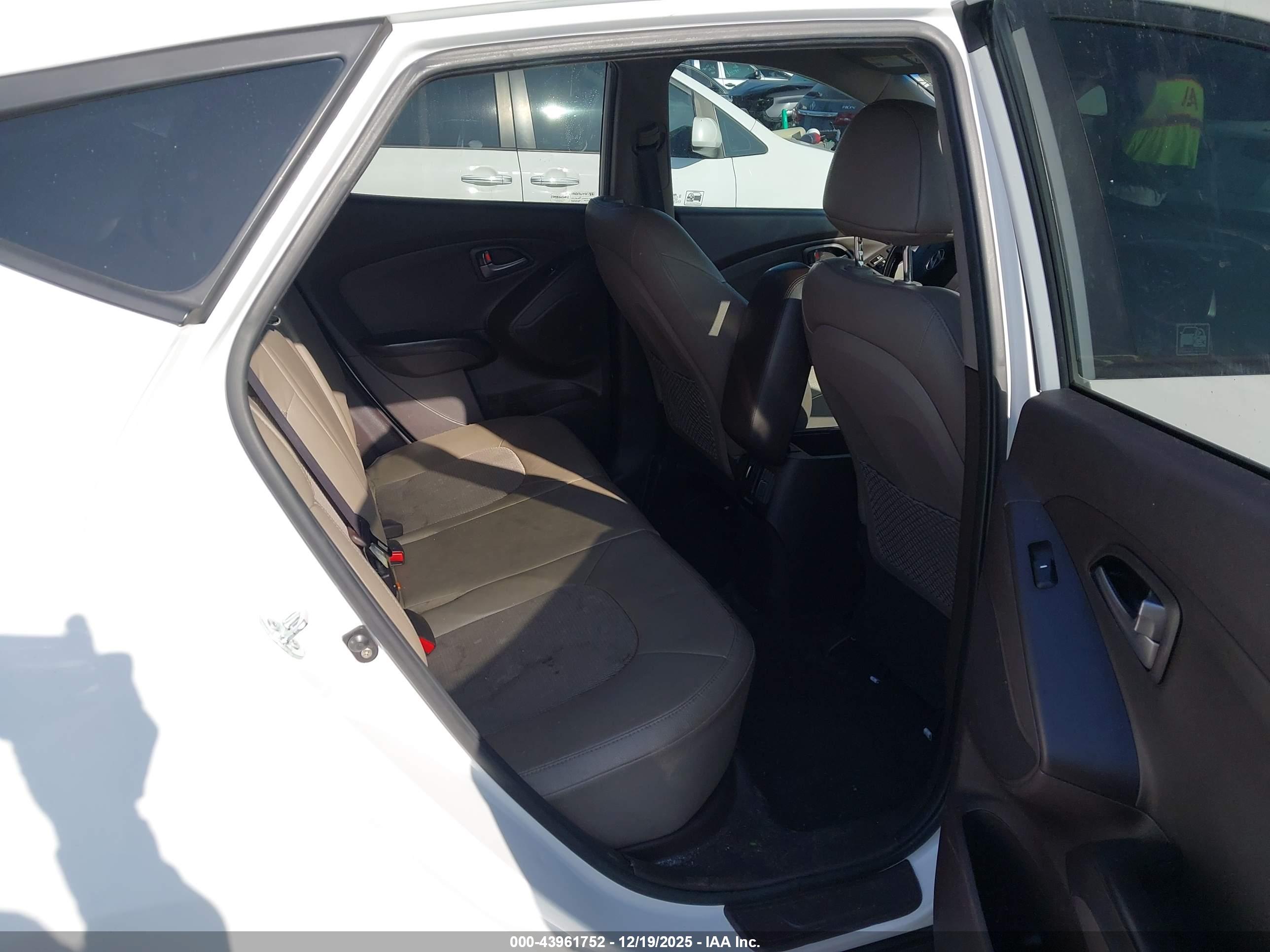 HYUNDAI TUCSON image 8