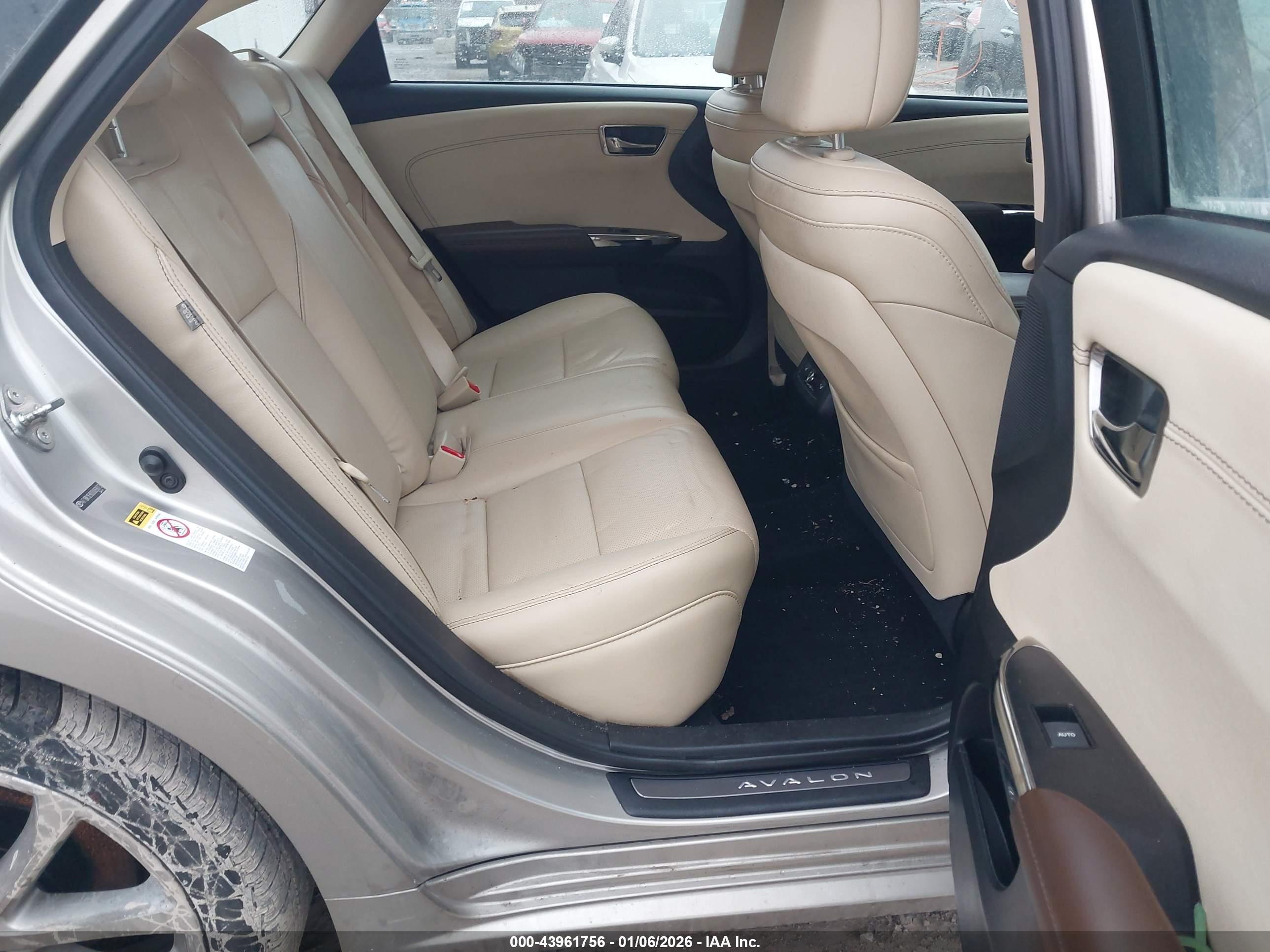 TOYOTA AVALON image 8