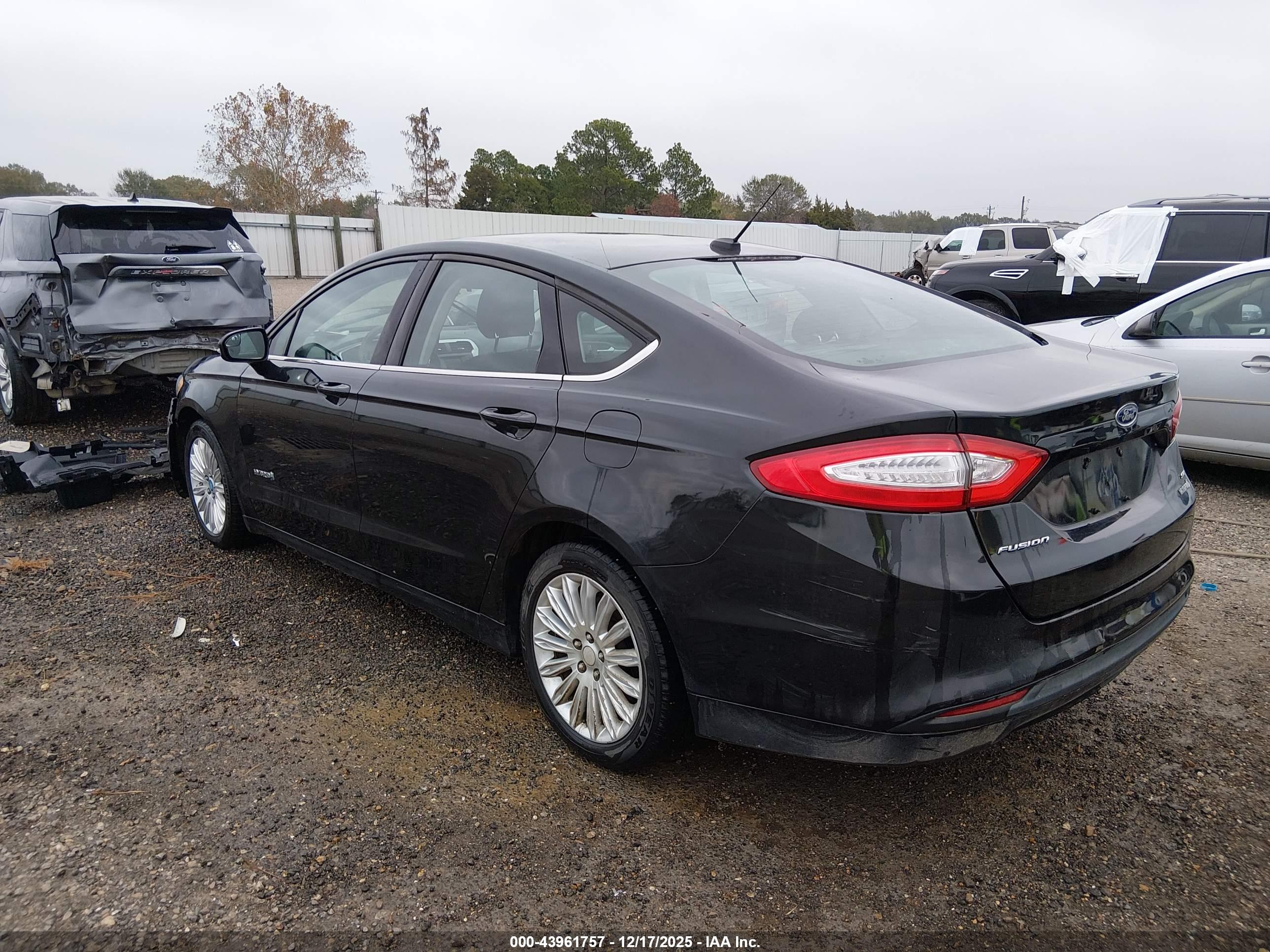 FORD FUSION image 3