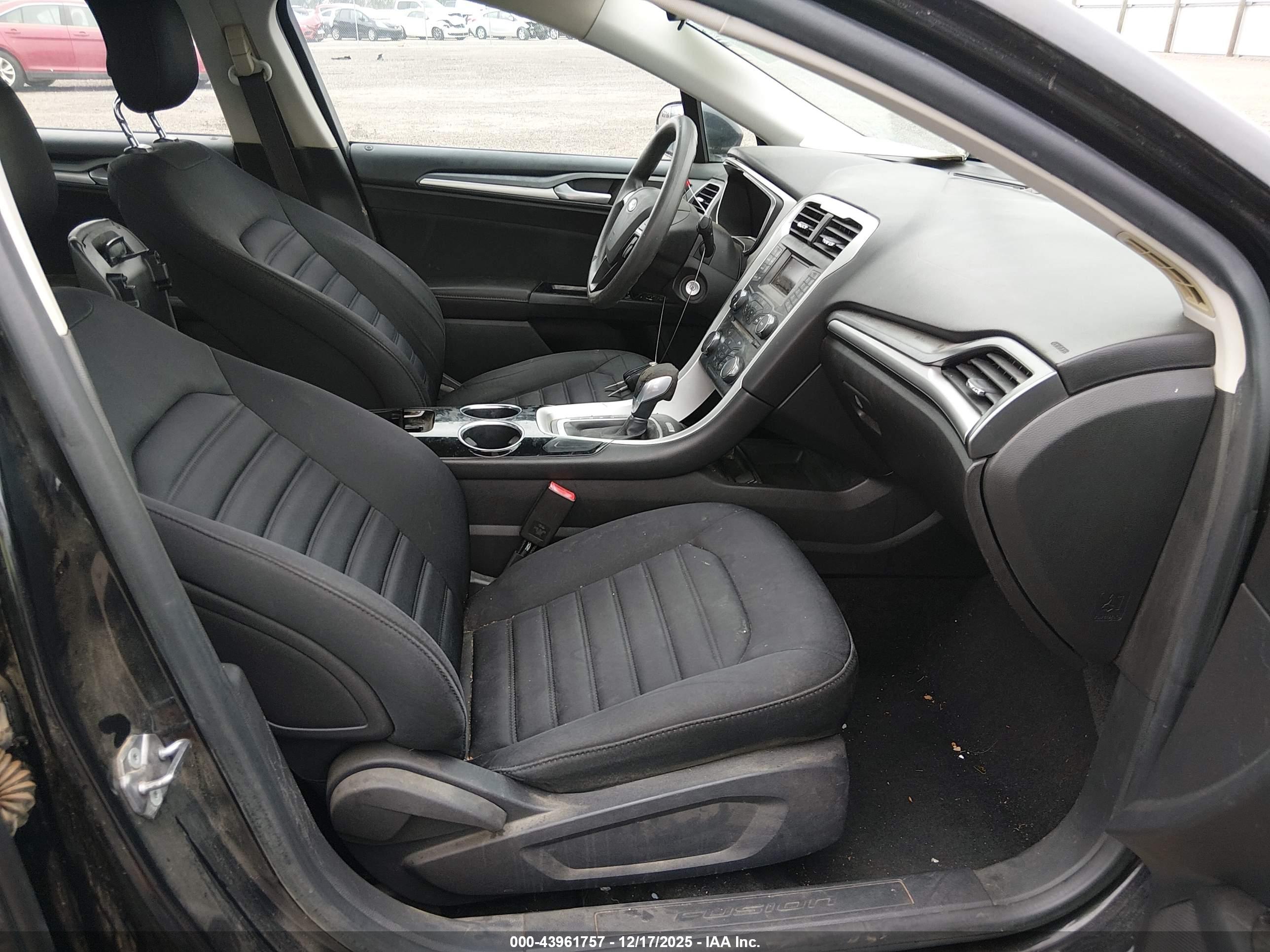 FORD FUSION image 5