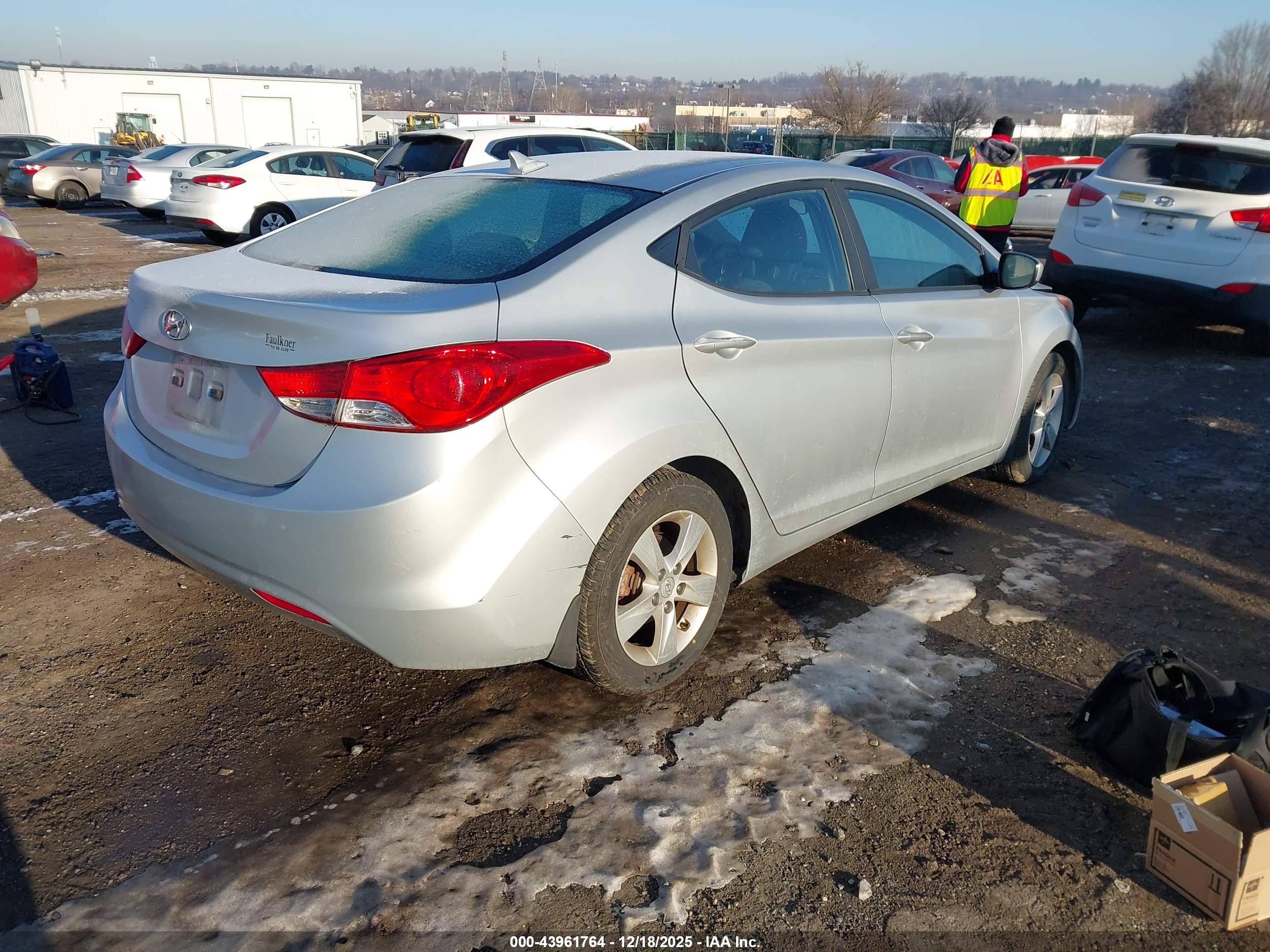 HYUNDAI ELANTRA image 4