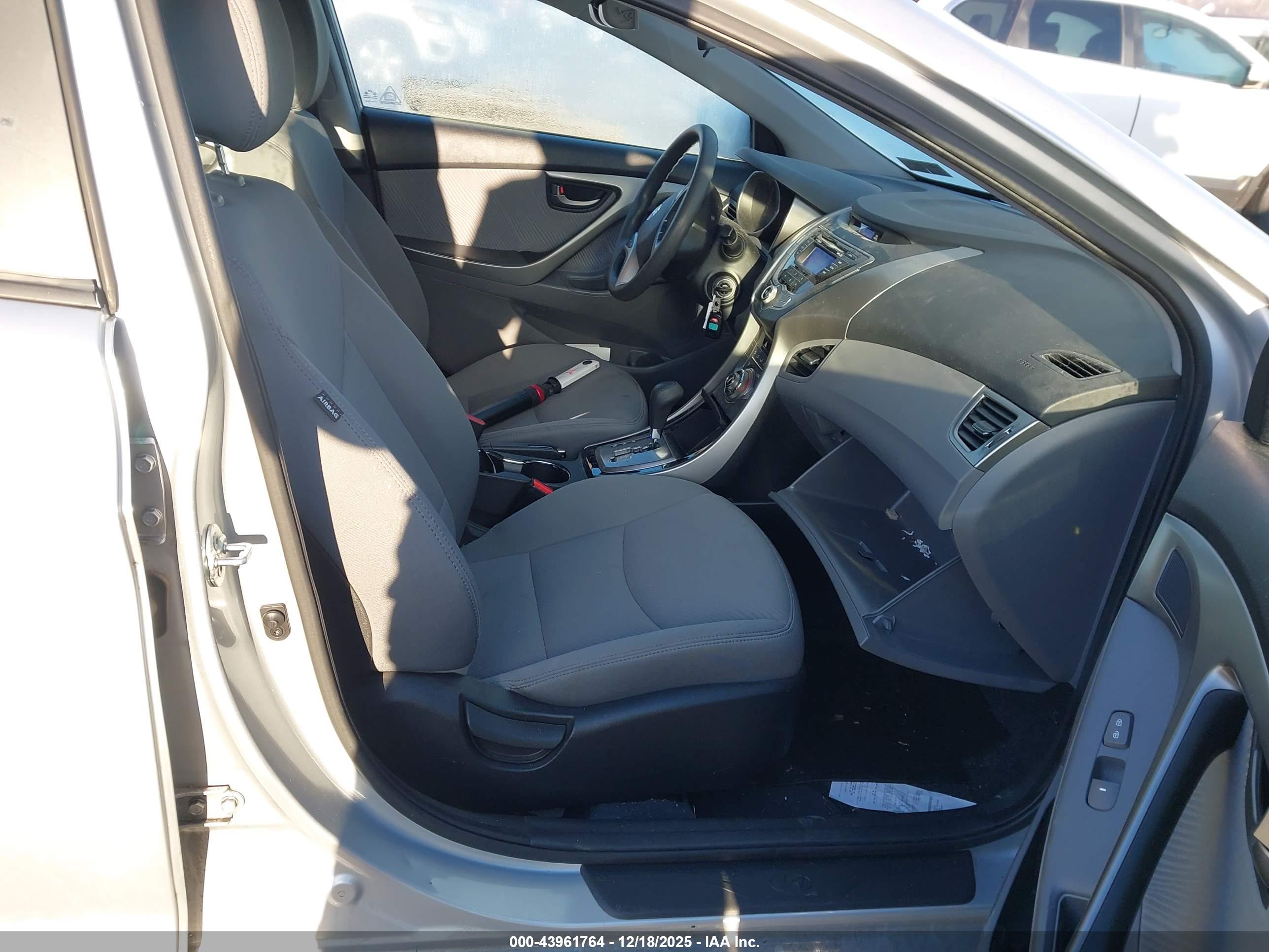 HYUNDAI ELANTRA image 5