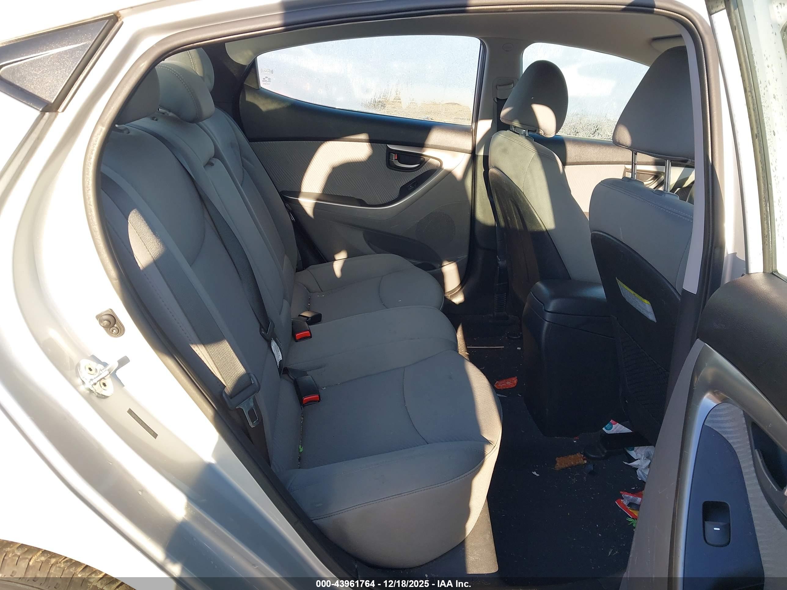 HYUNDAI ELANTRA image 8