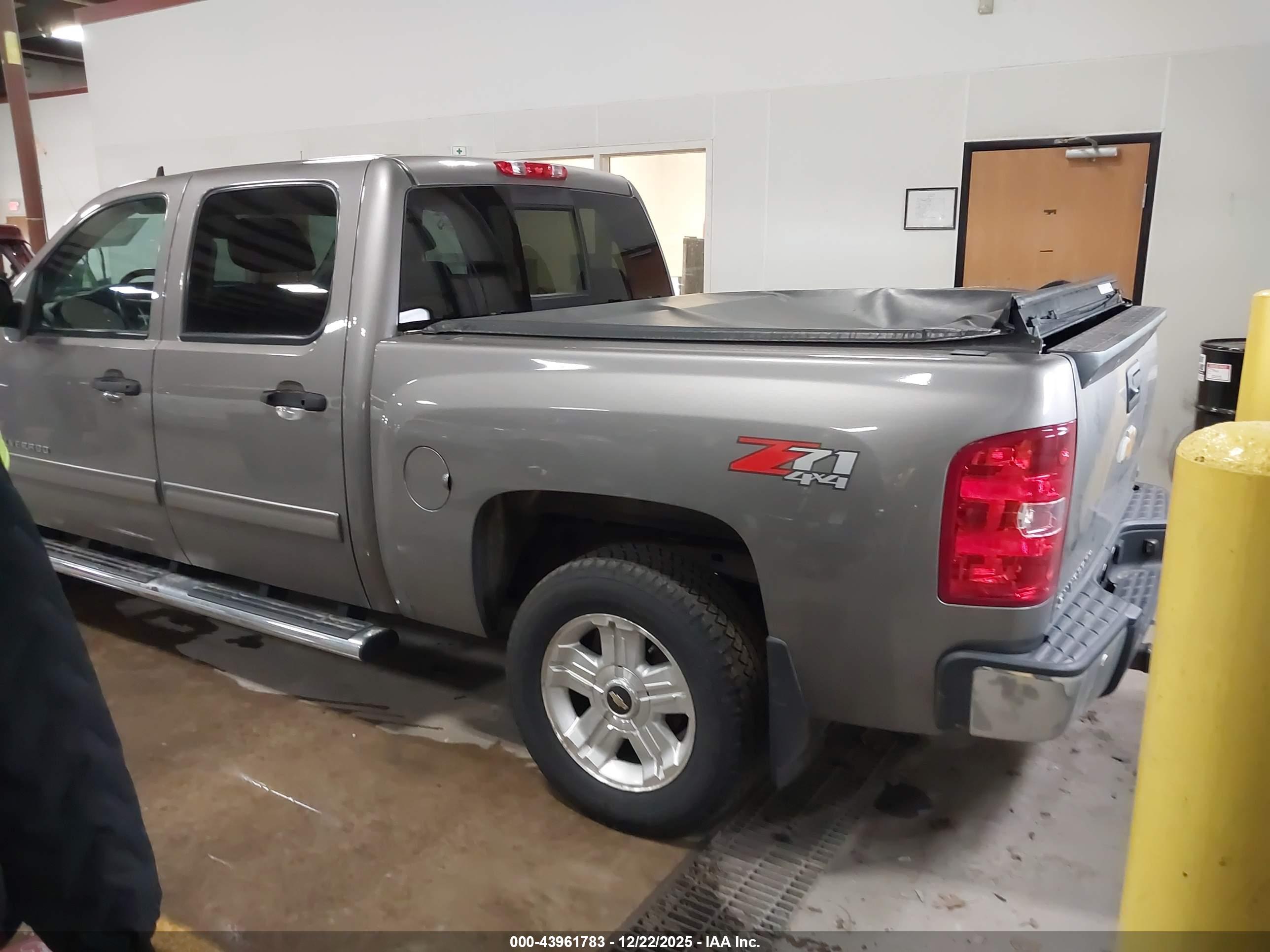 CHEVROLET SILVERADO image 3