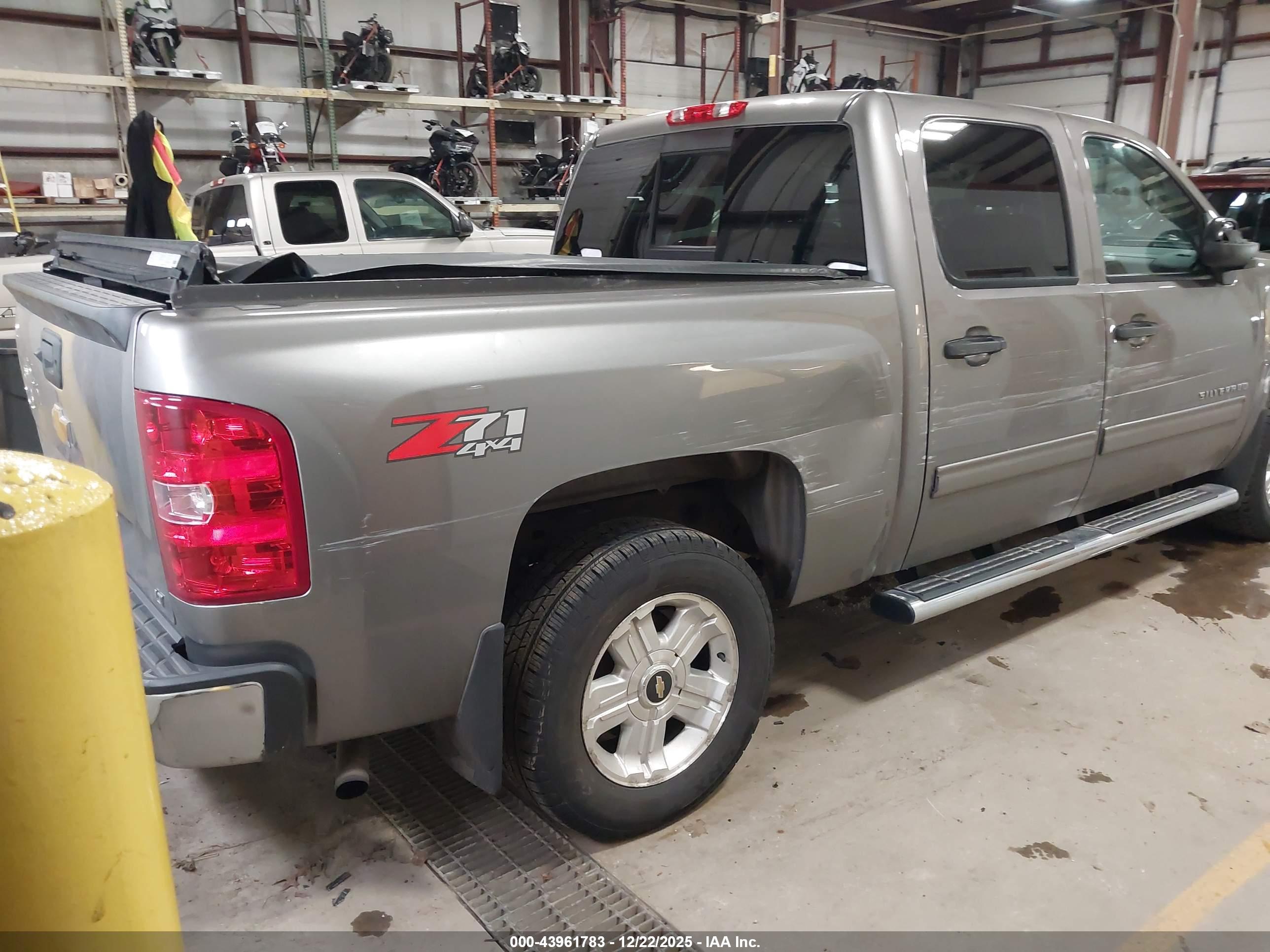 CHEVROLET SILVERADO image 4