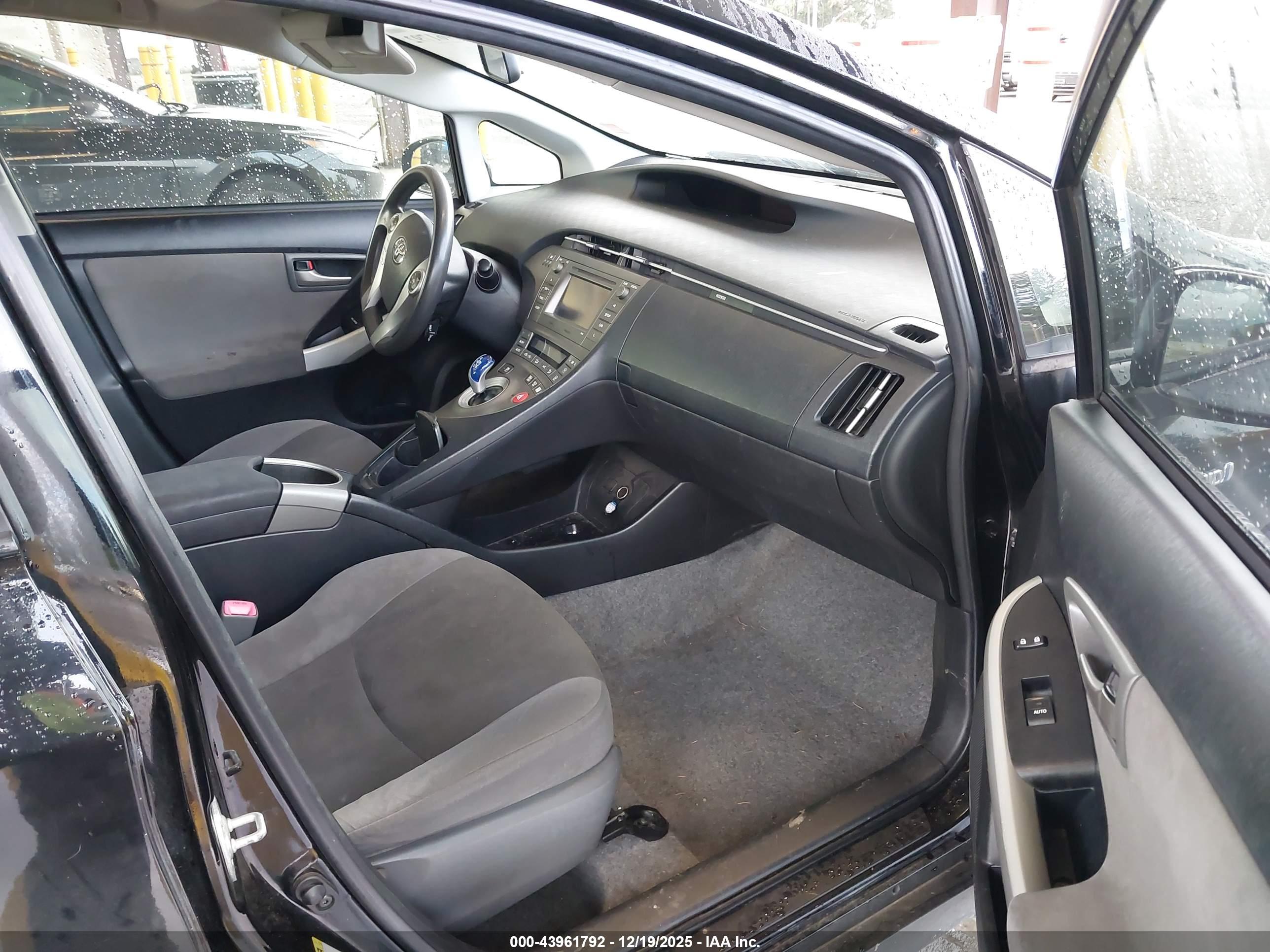 TOYOTA PRIUS image 5