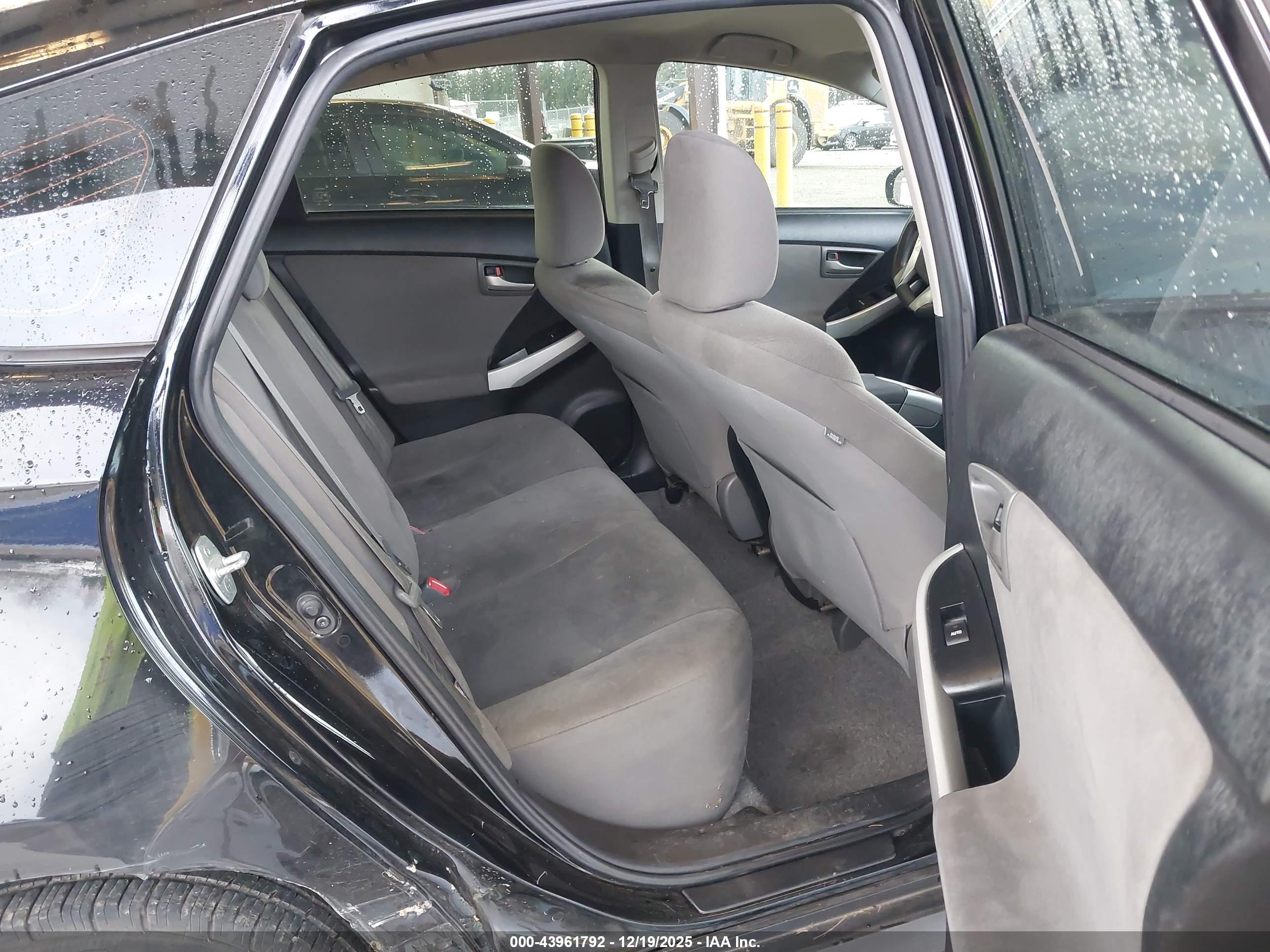 TOYOTA PRIUS image 8