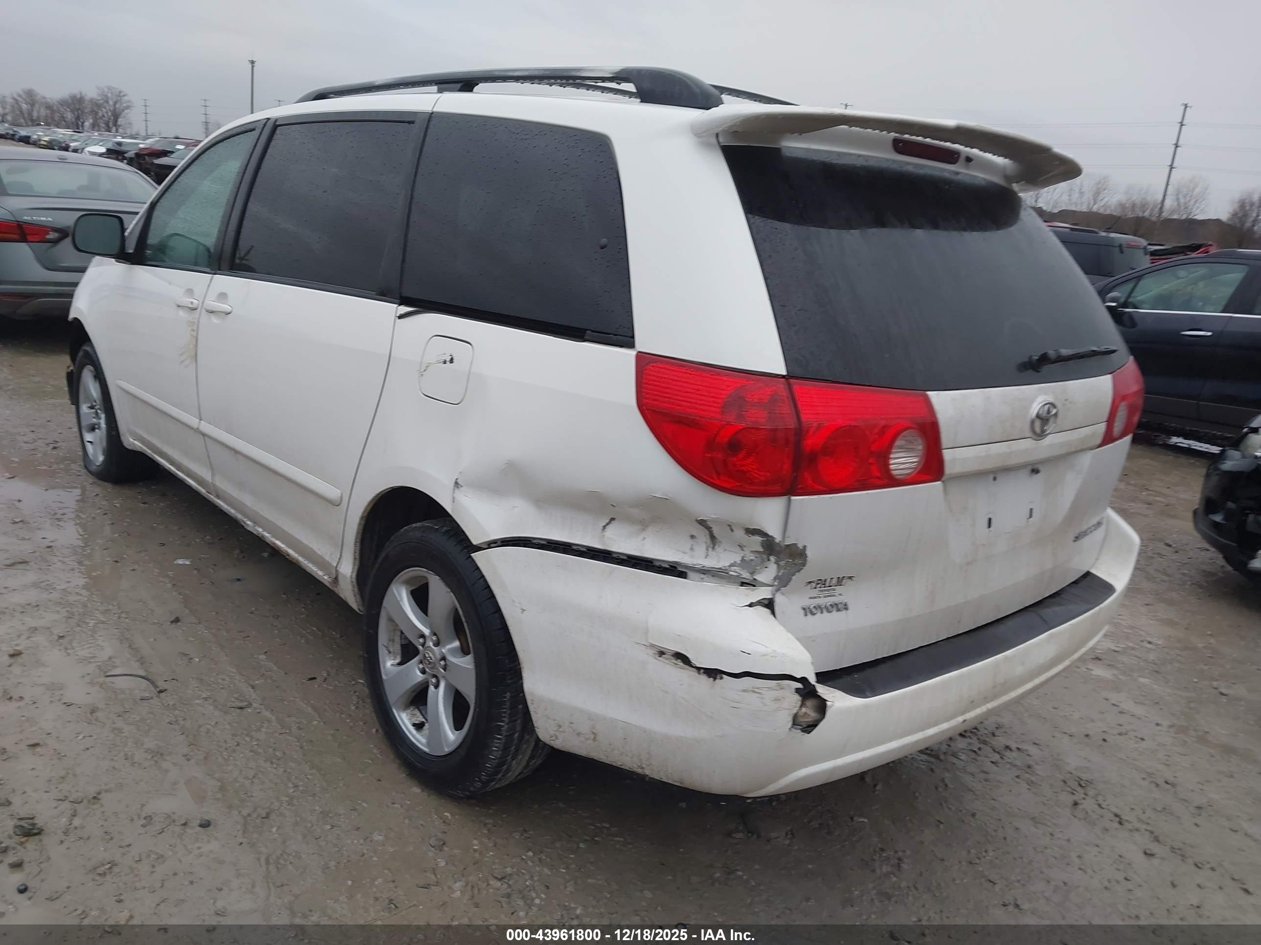 TOYOTA SIENNA image 3