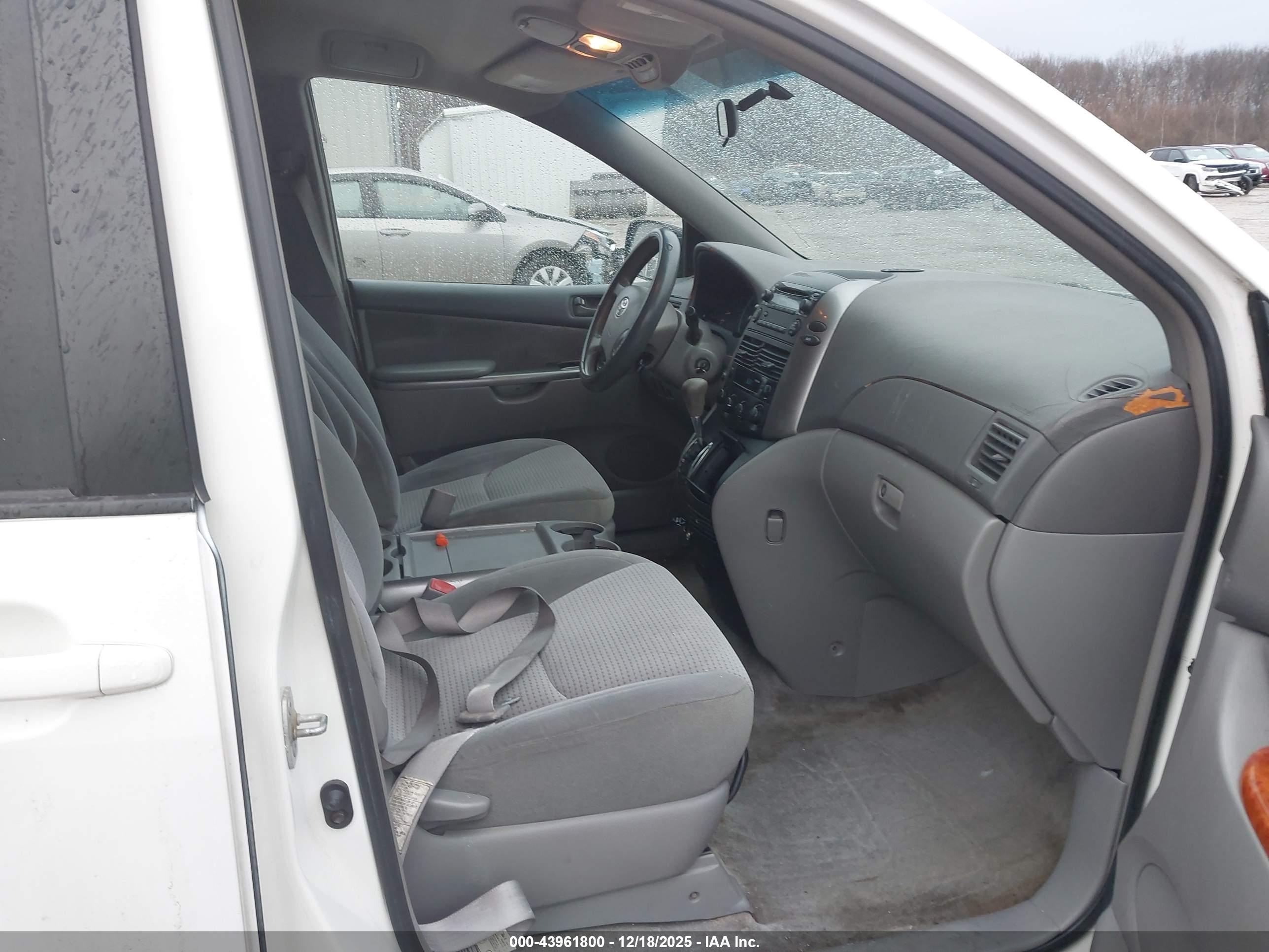 TOYOTA SIENNA image 5