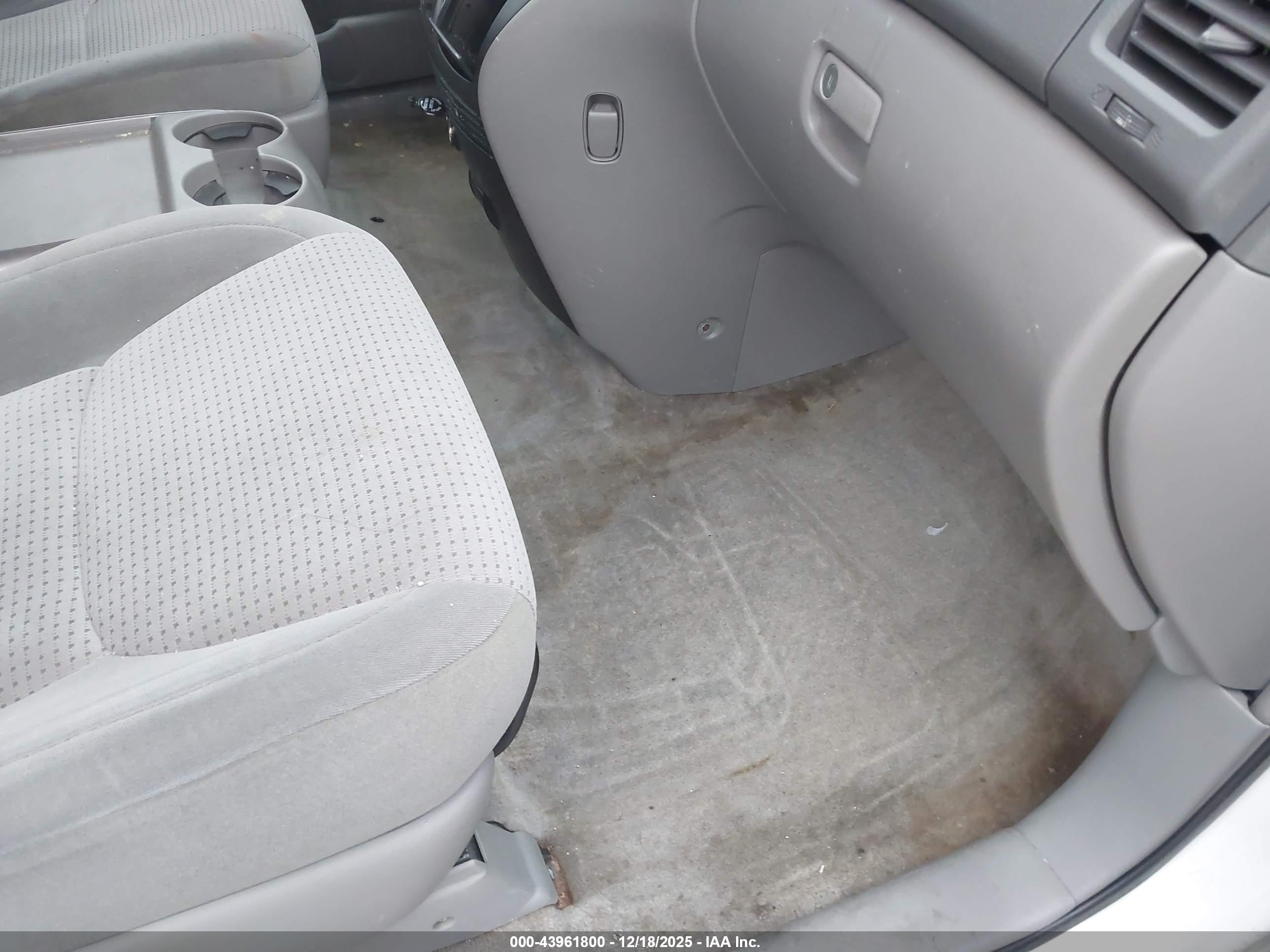 TOYOTA SIENNA image 8