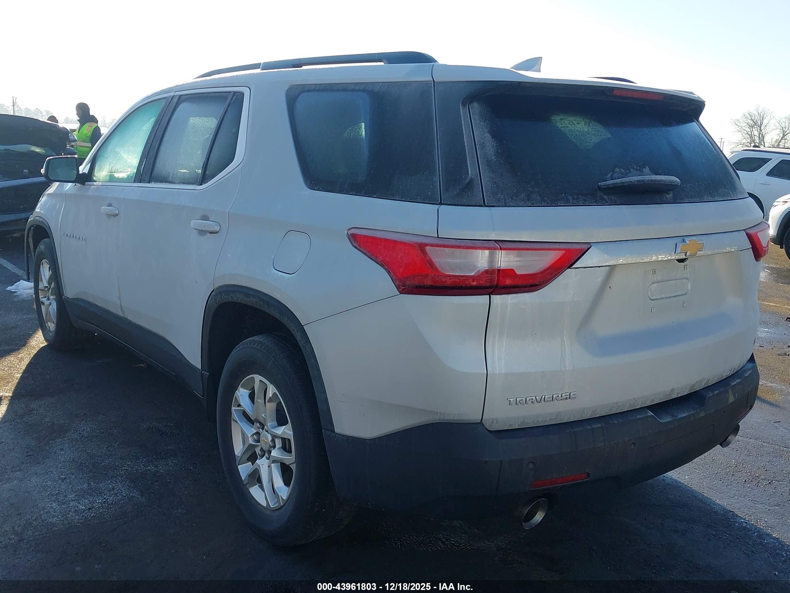 CHEVROLET TRAVERSE image 3