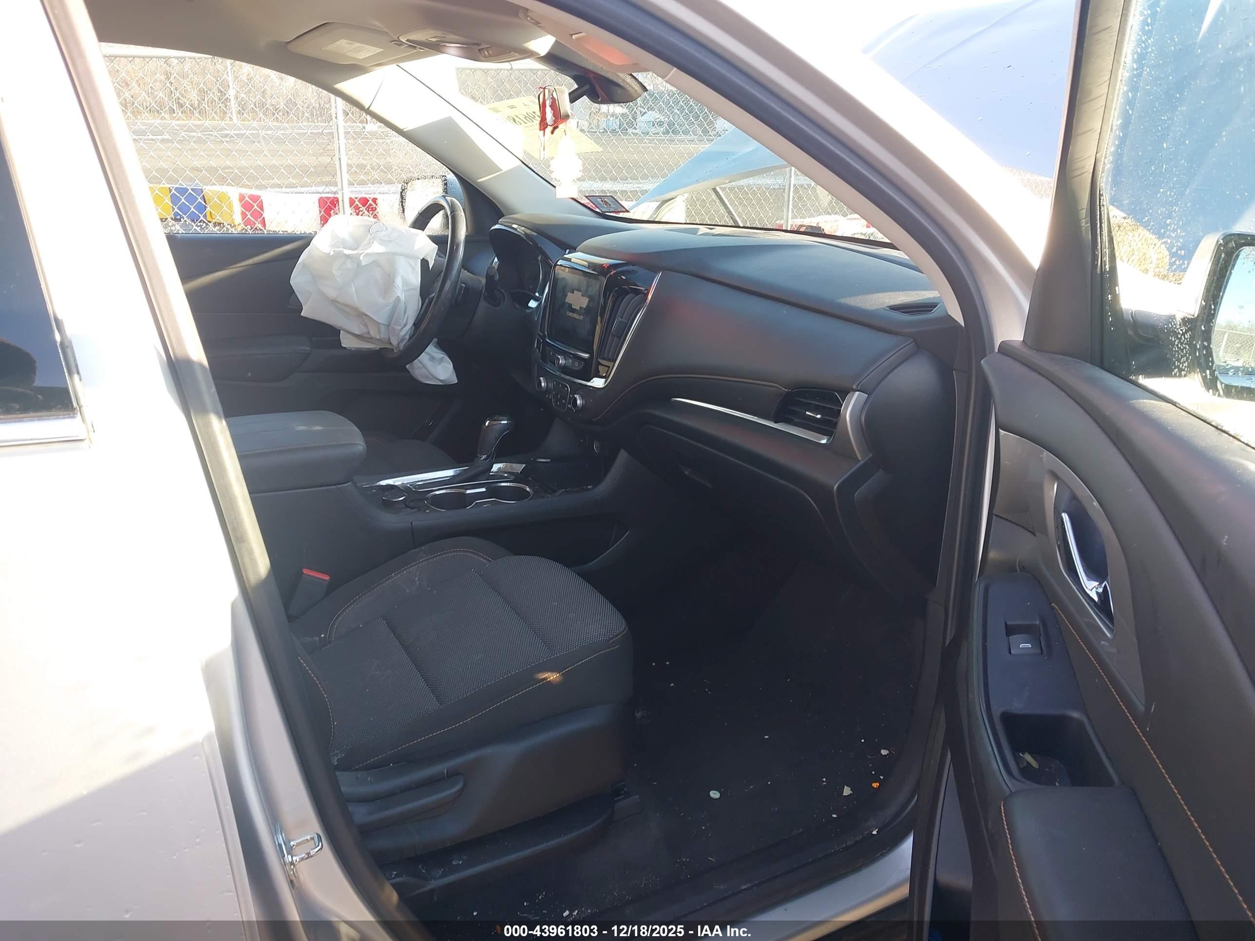 CHEVROLET TRAVERSE image 5