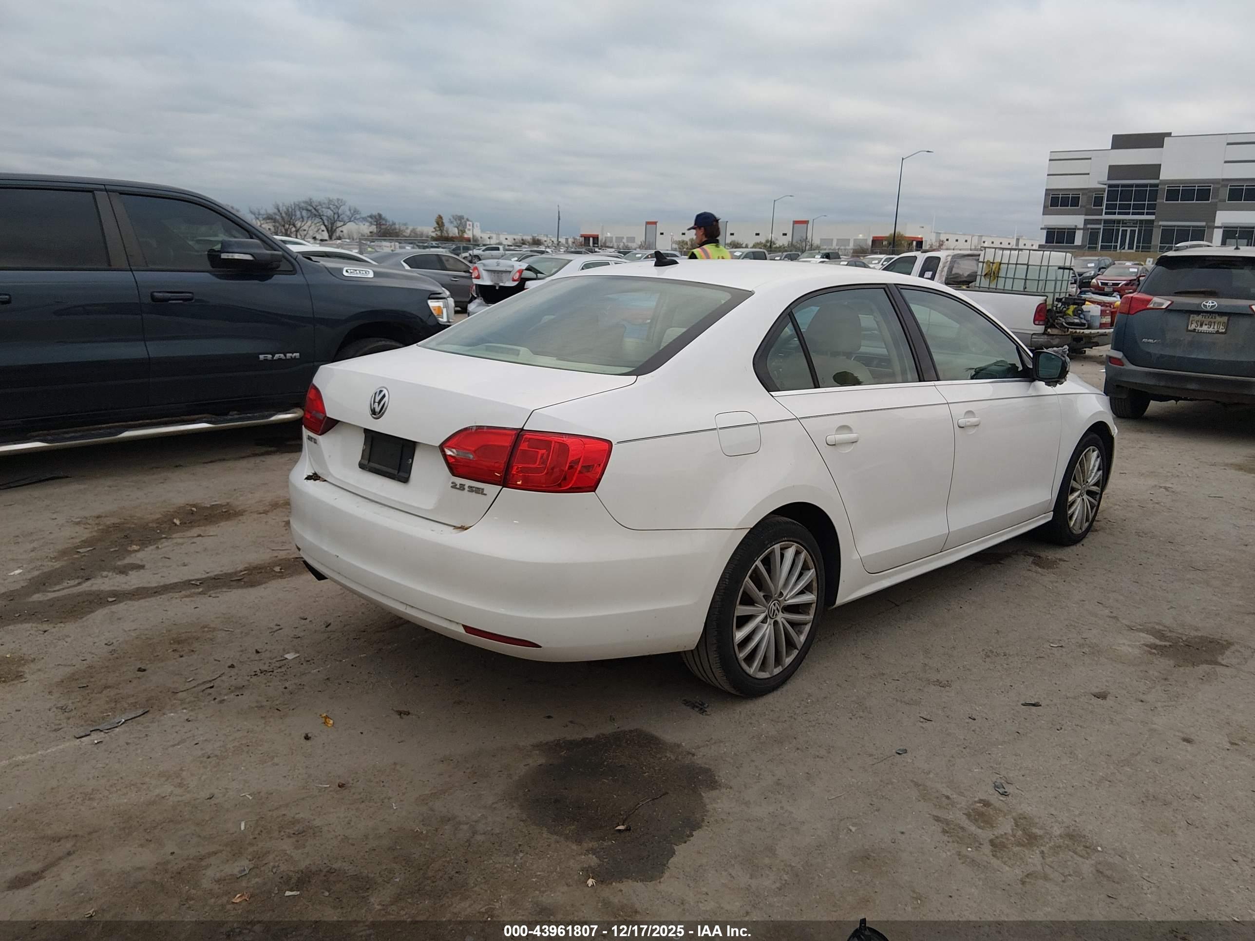 VOLKSWAGEN JETTA image 4