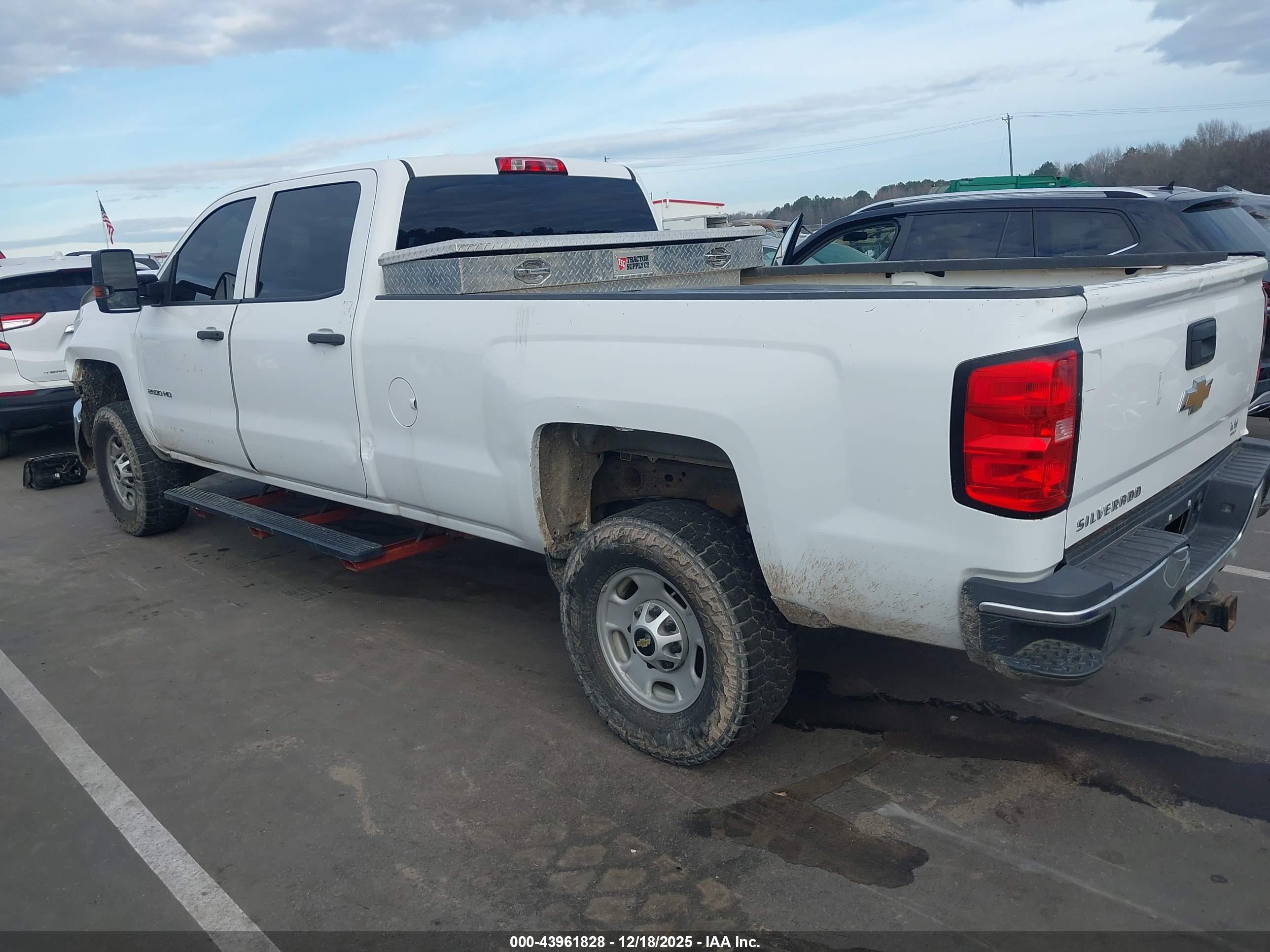 CHEVROLET SILVERADO image 3