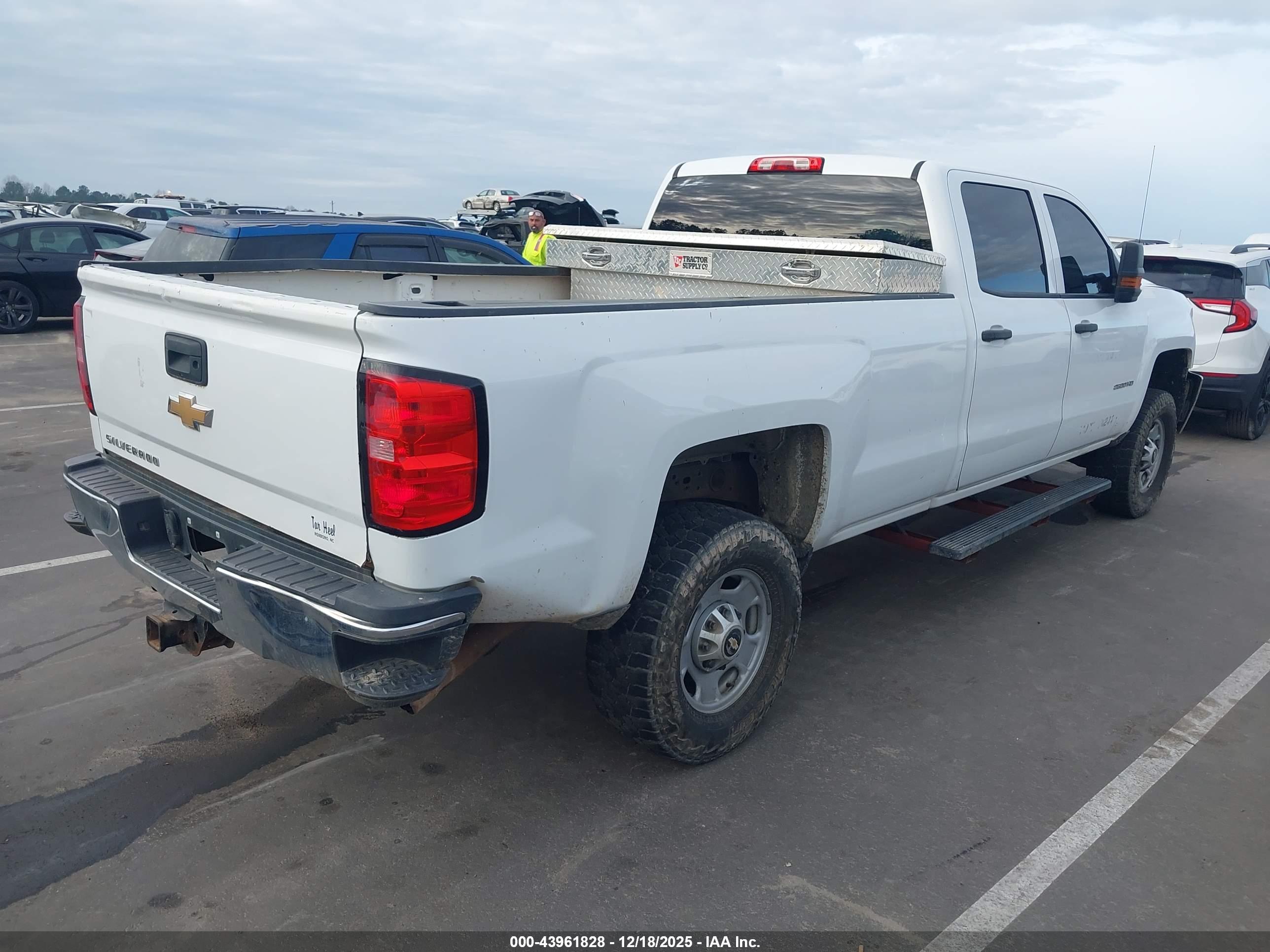 CHEVROLET SILVERADO image 4