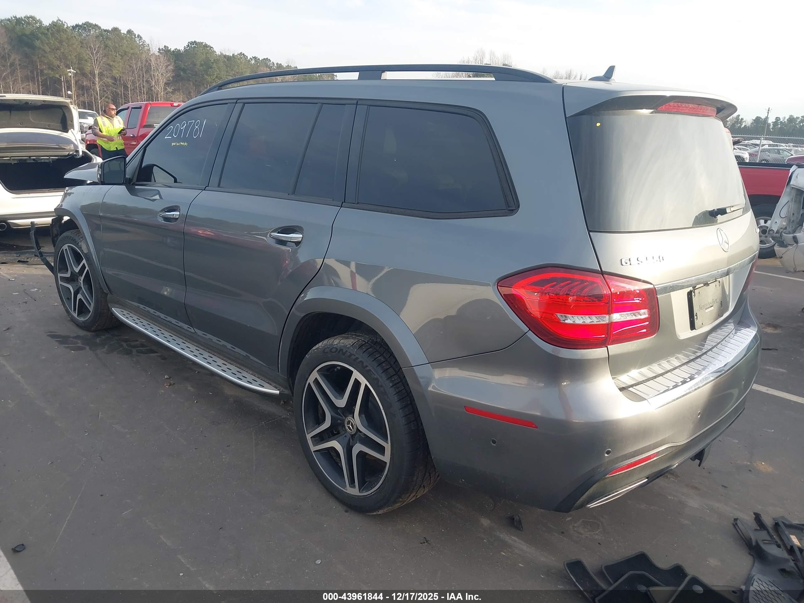 MERCEDES-BENZ GLS image 3