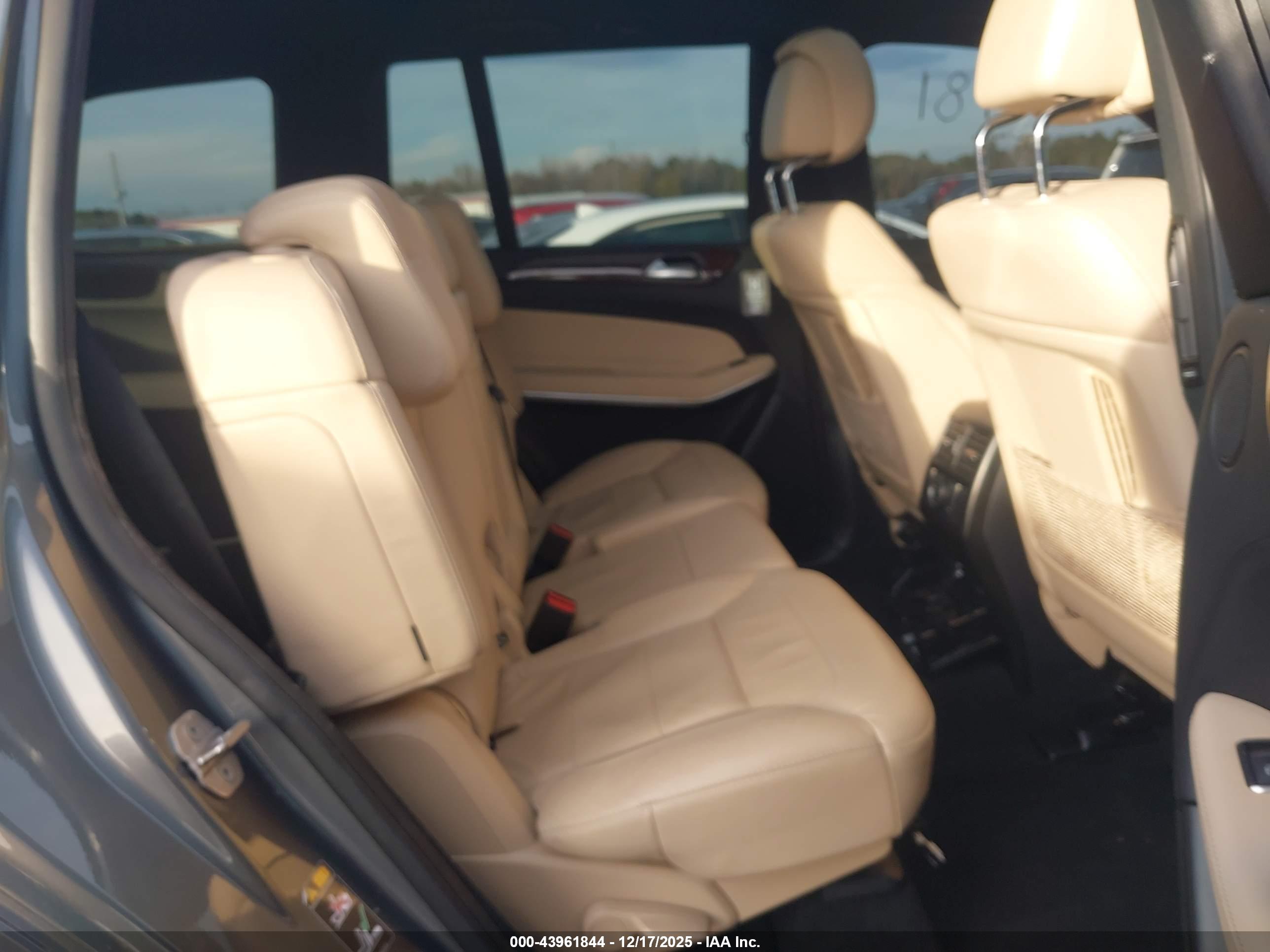 MERCEDES-BENZ GLS image 8