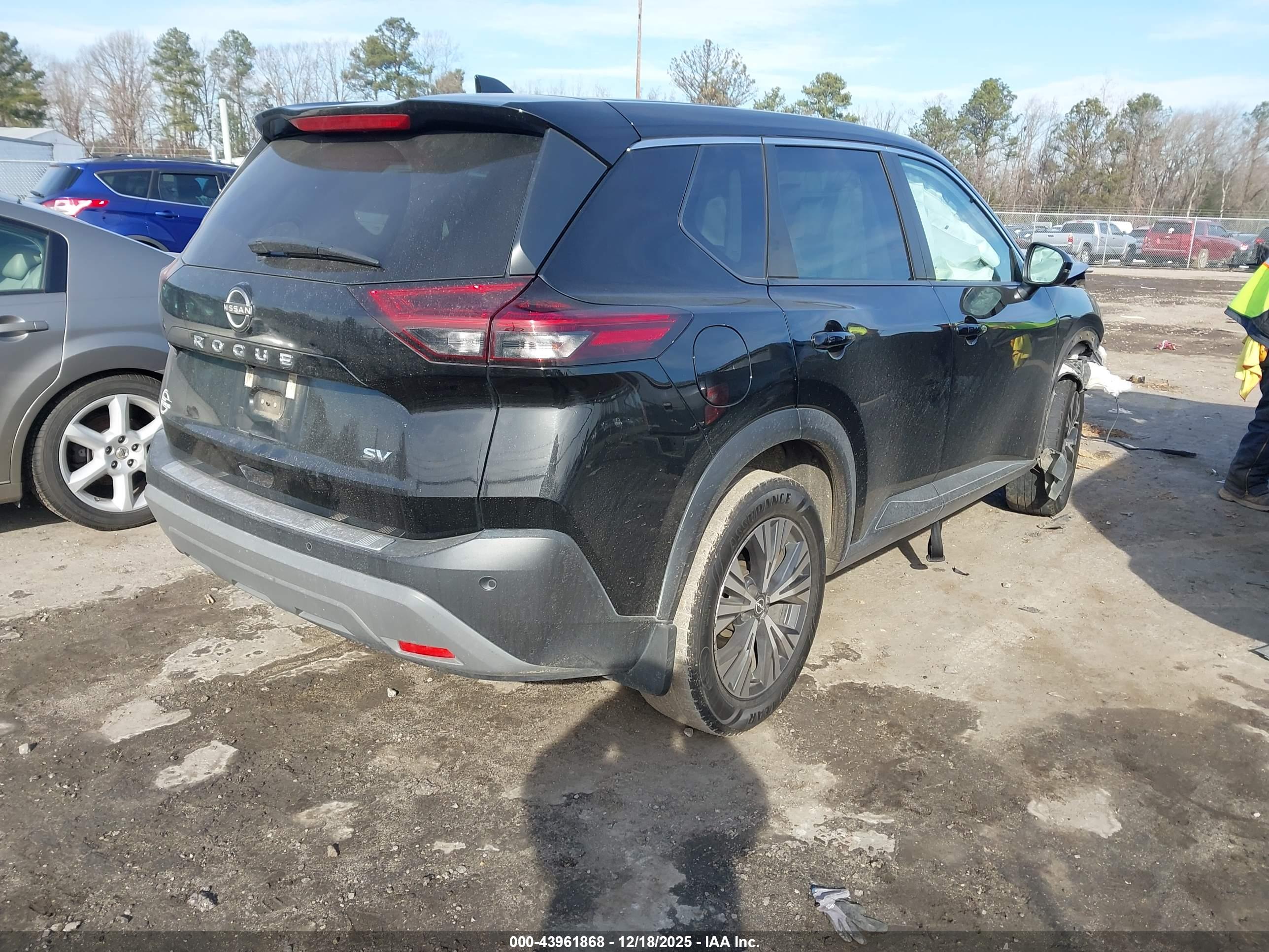 NISSAN ROGUE image 4