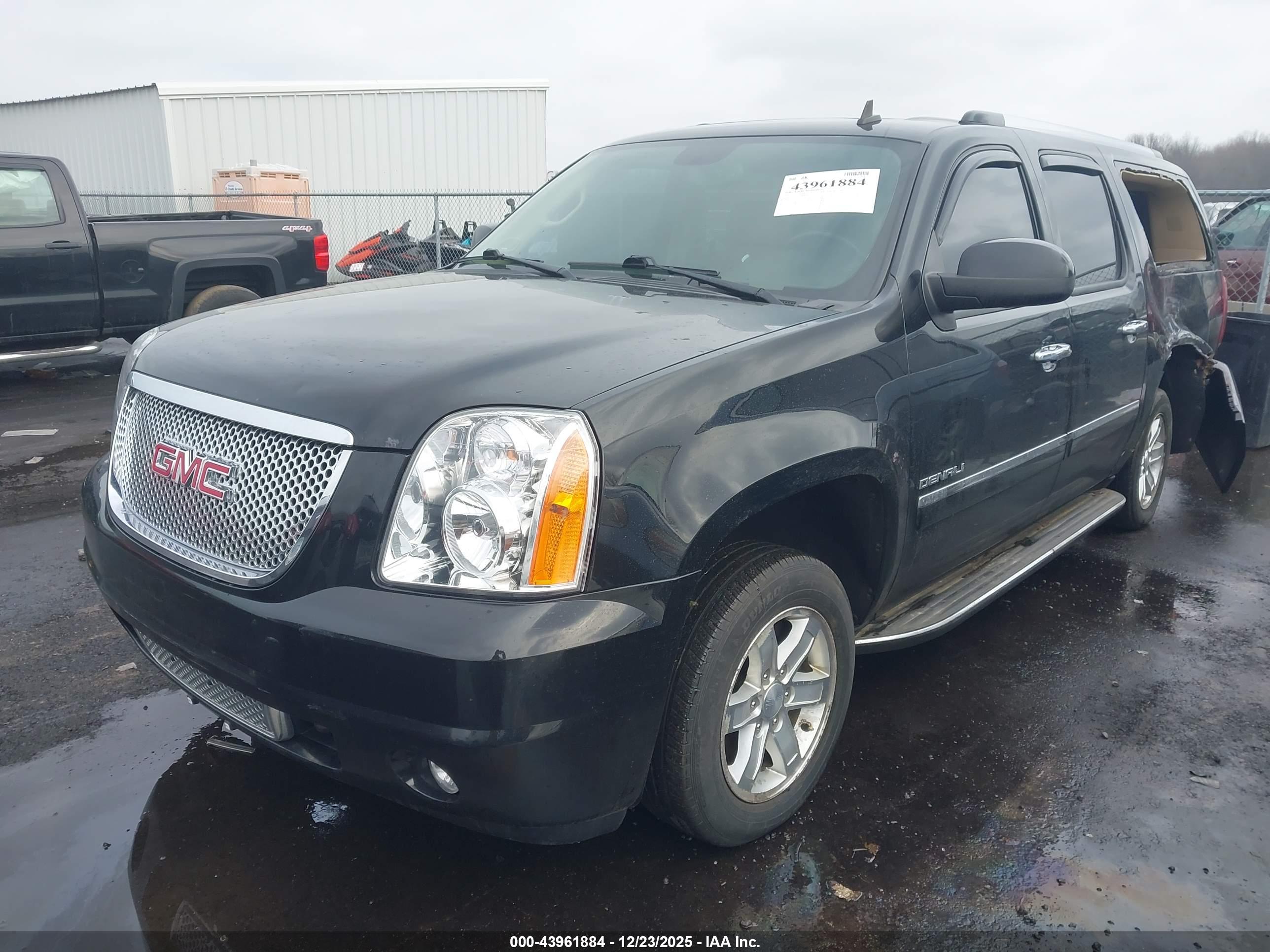 GMC YUKON image 2