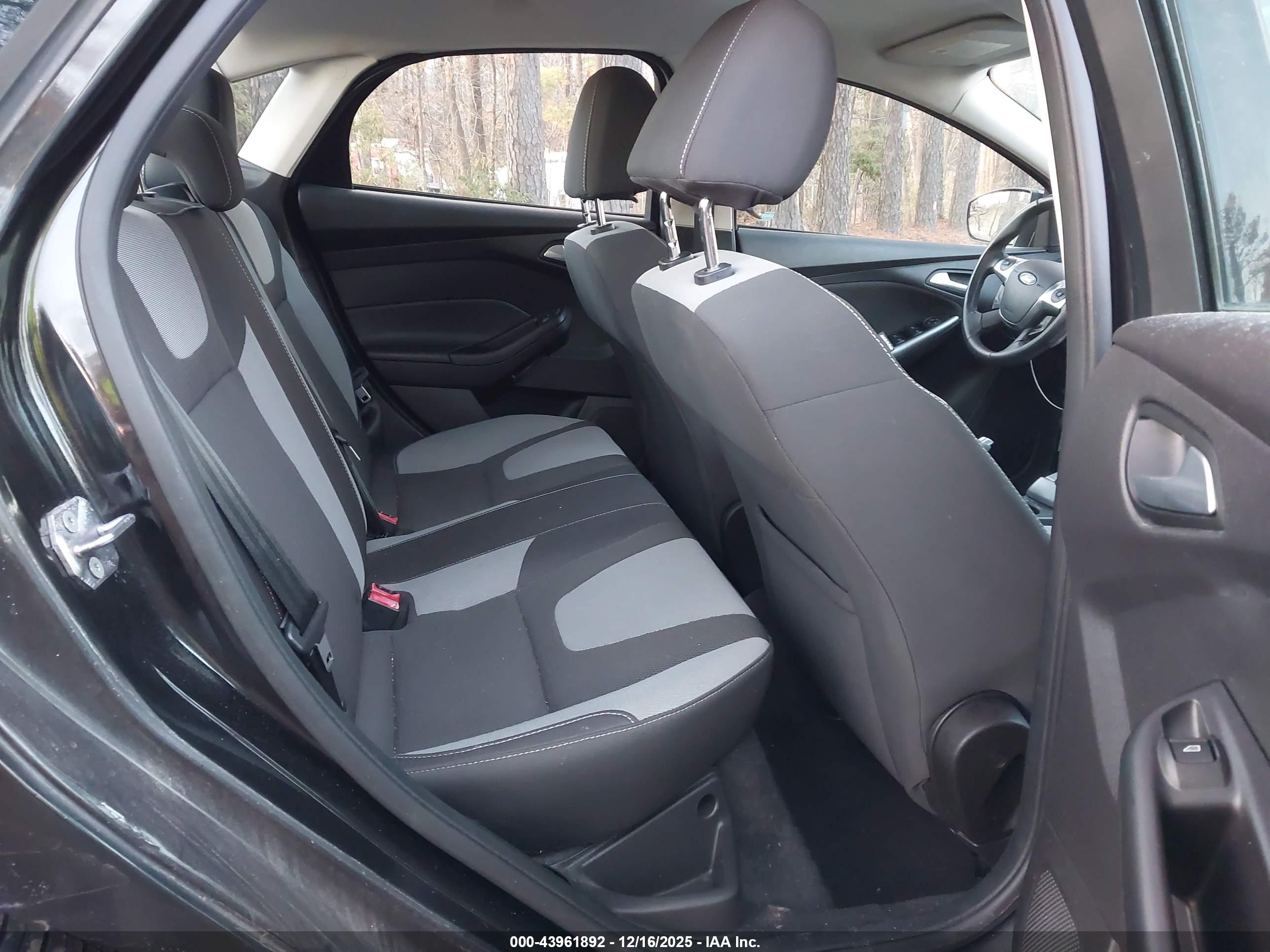 FORD FOCUS image 8