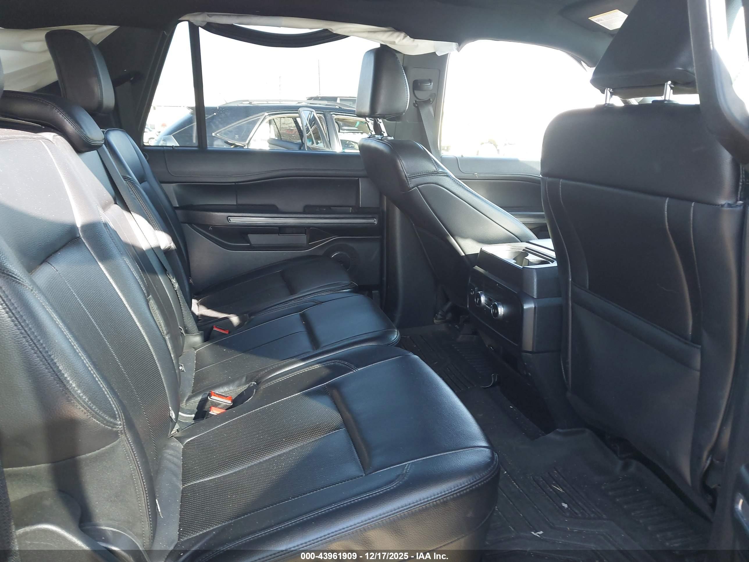 FORD EXPEDITION image 8