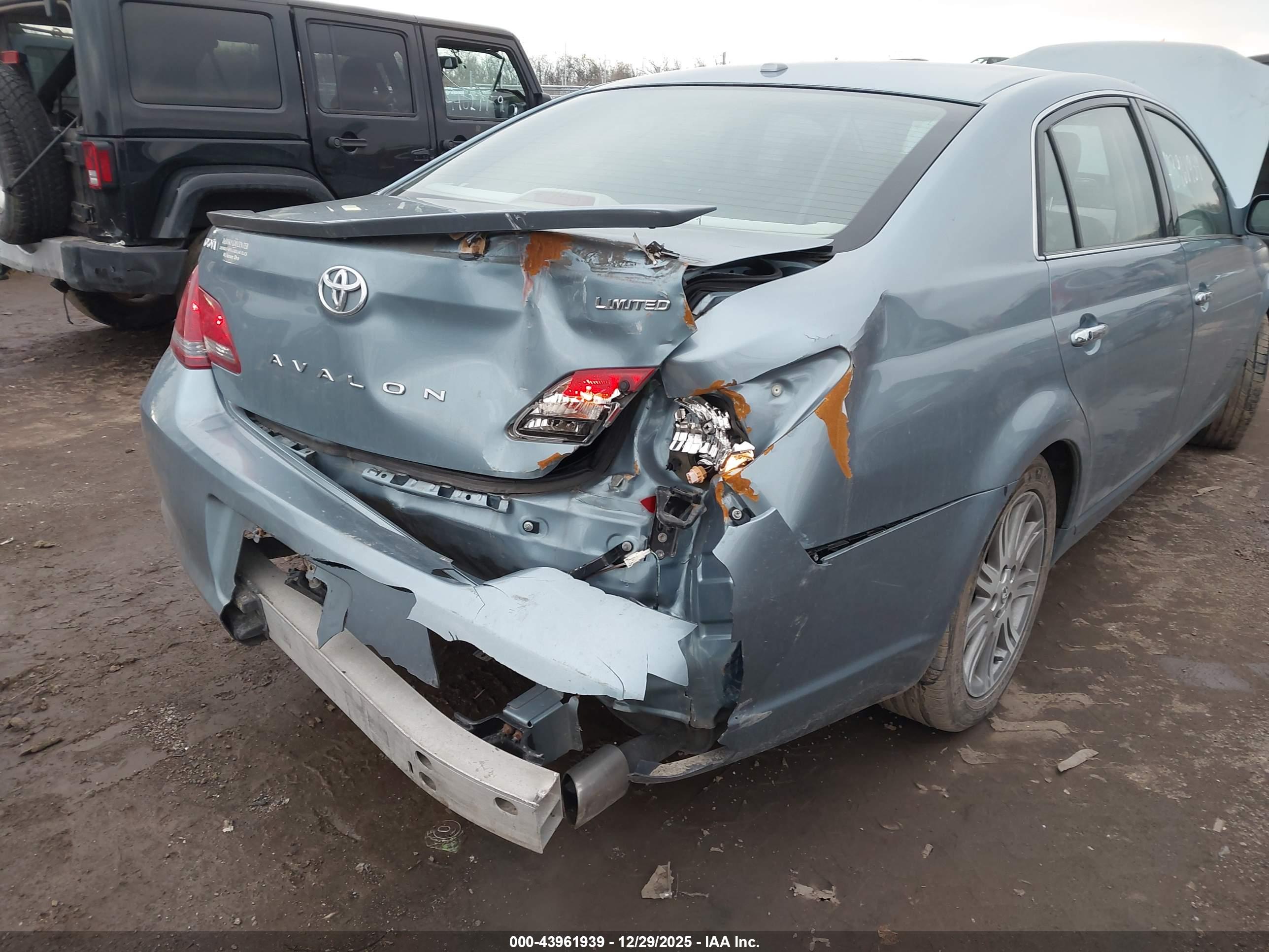 TOYOTA AVALON image 6