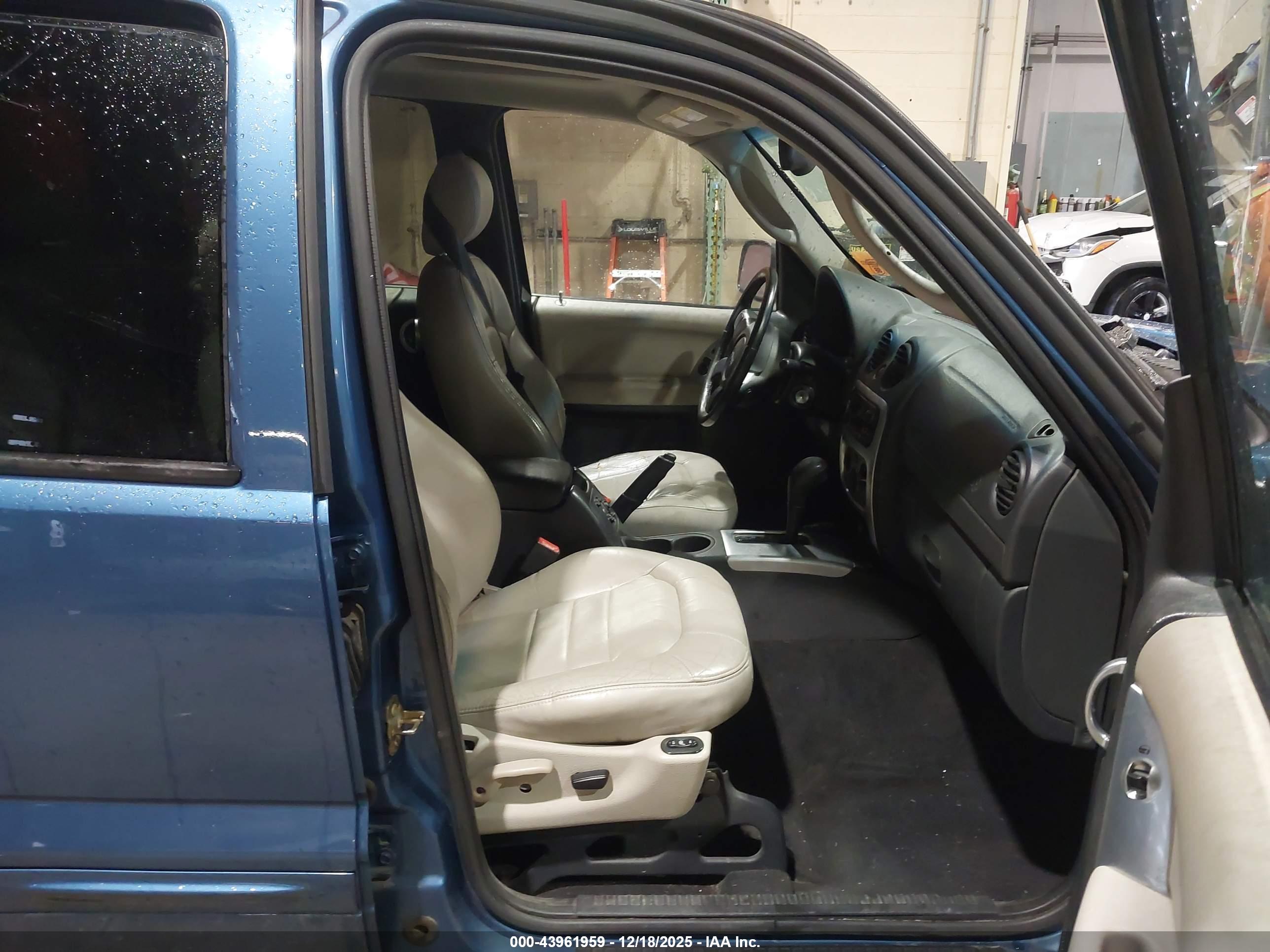 JEEP LIBERTY image 5
