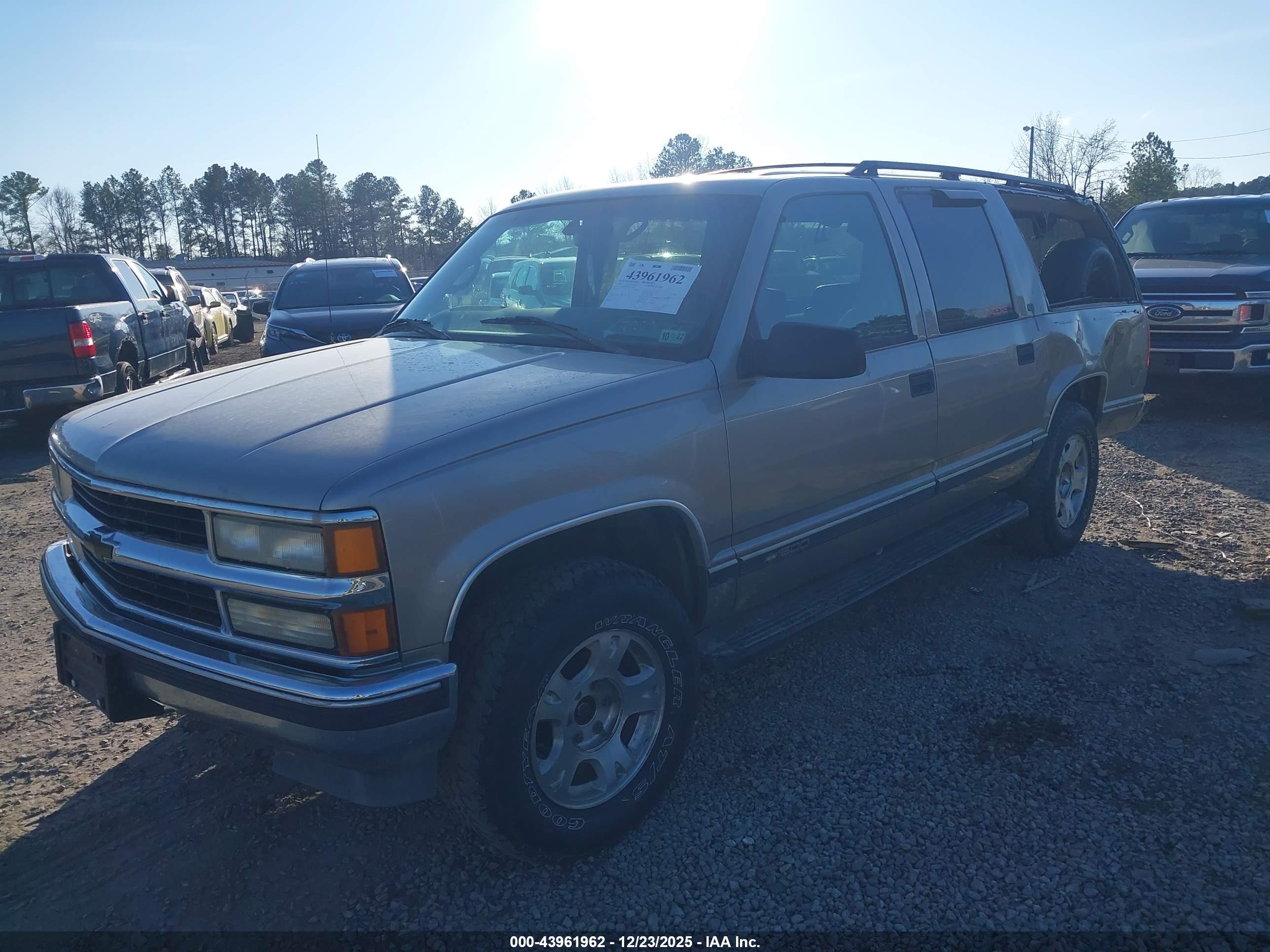 CHEVROLET SUBURBAN image 2