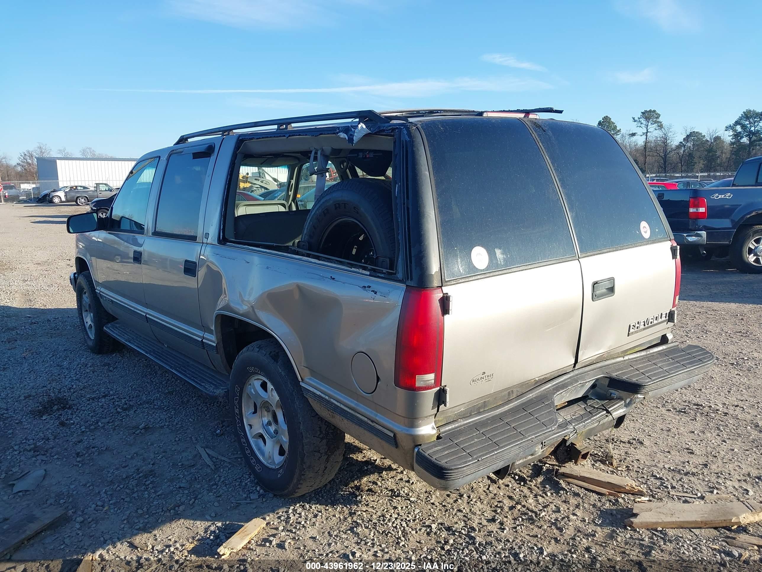 CHEVROLET SUBURBAN image 6