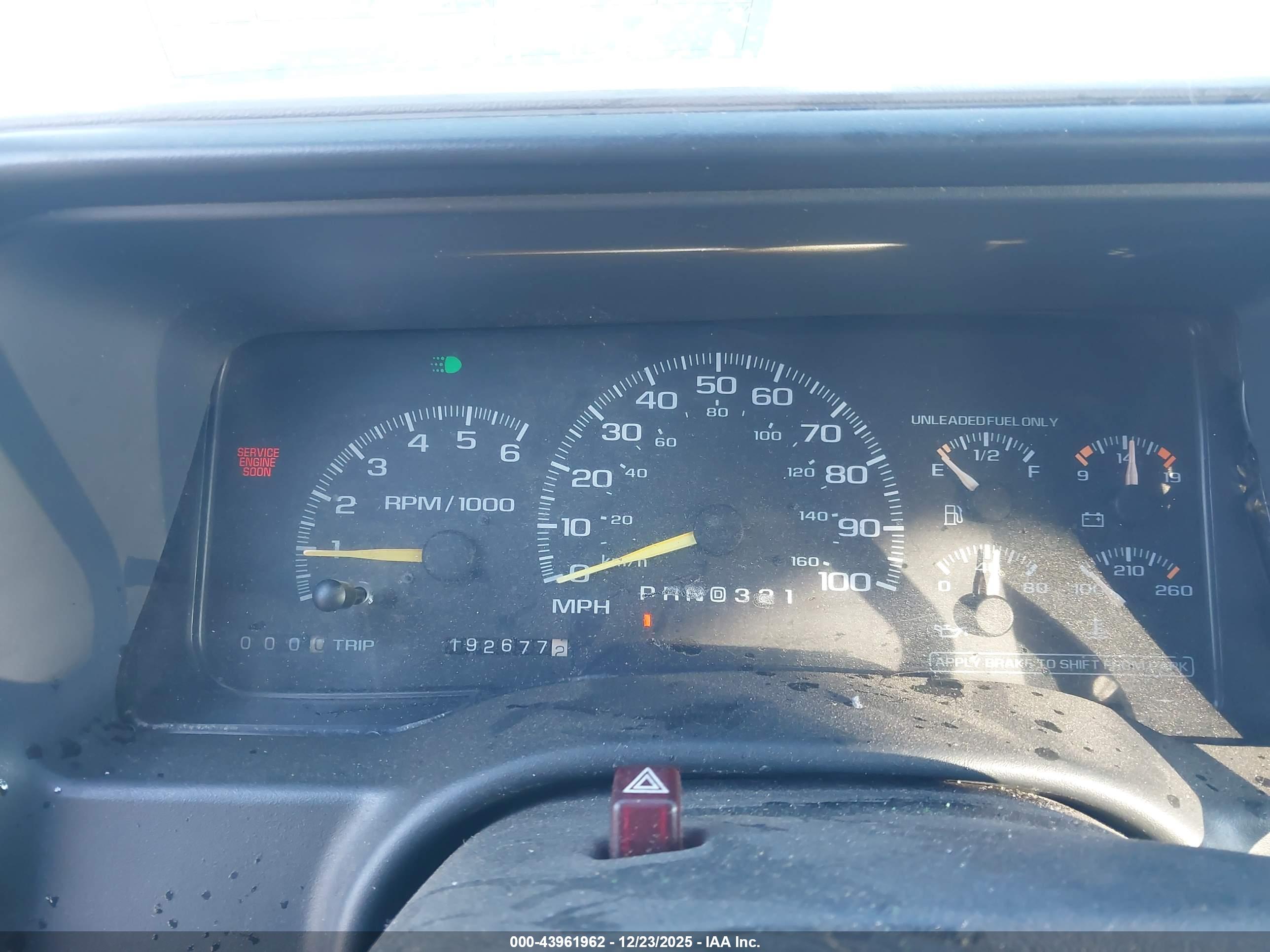 CHEVROLET SUBURBAN image 7