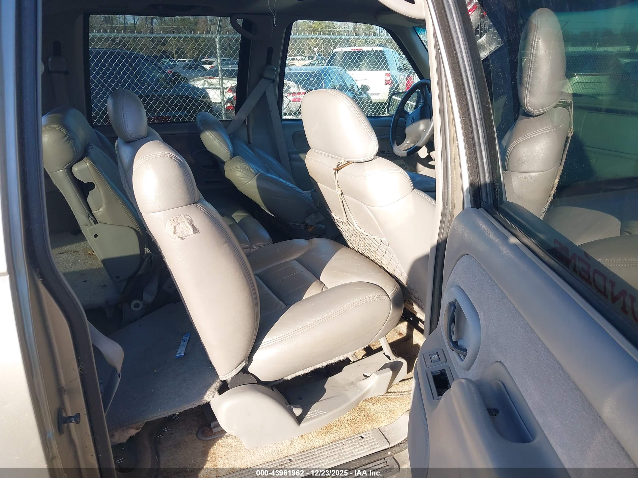 CHEVROLET SUBURBAN image 8