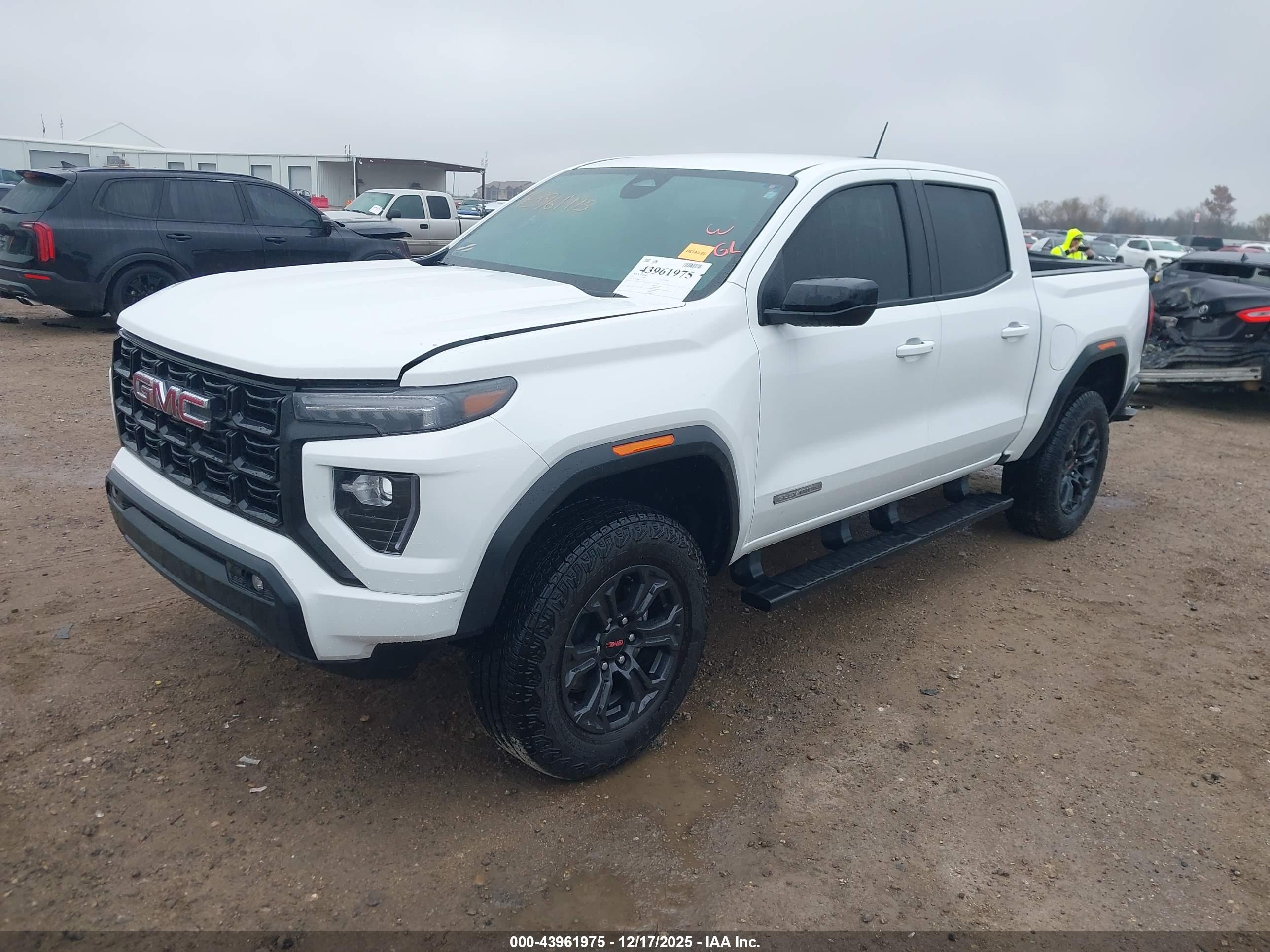 GMC CANYON image 2