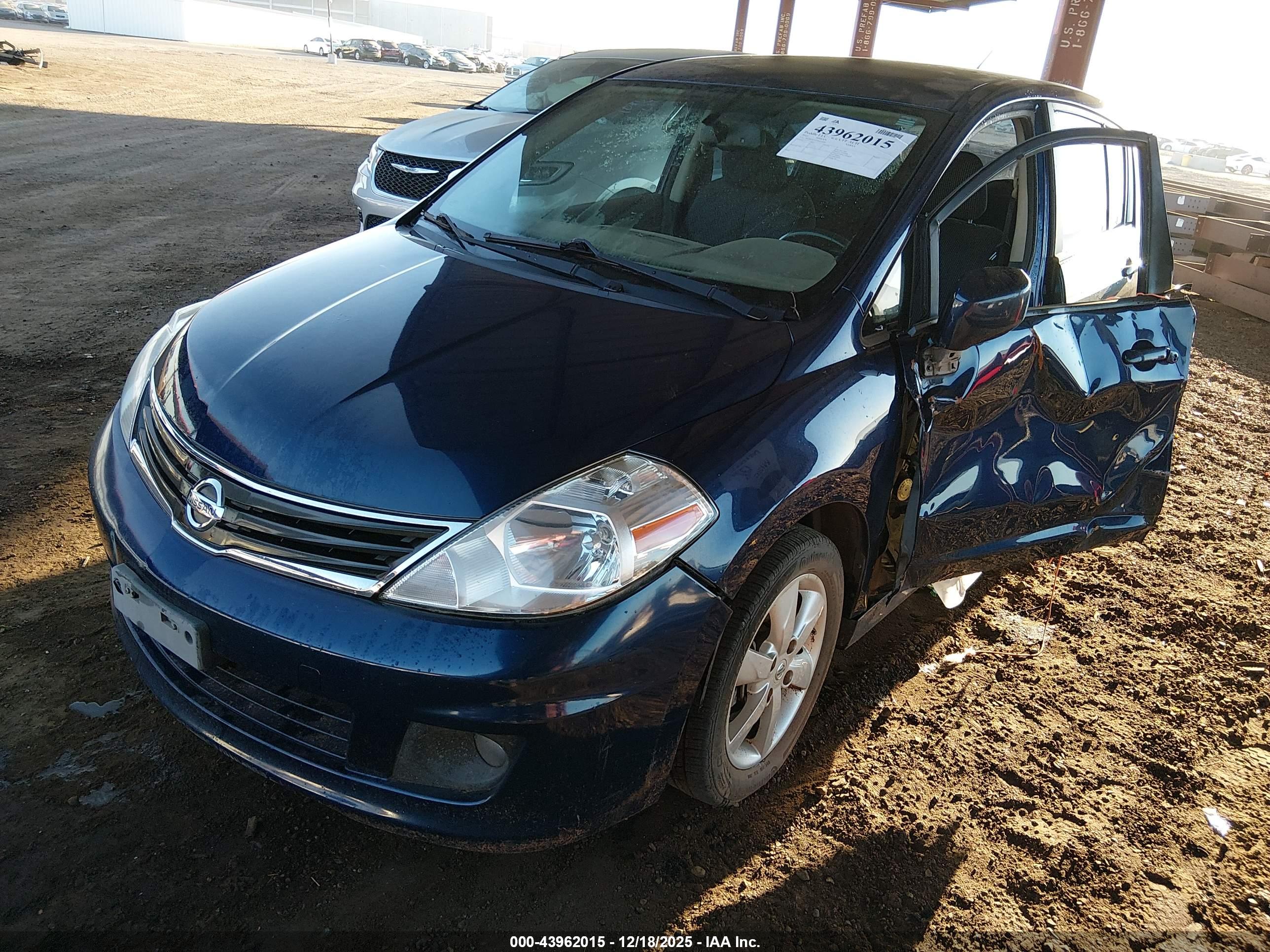 NISSAN VERSA image 2