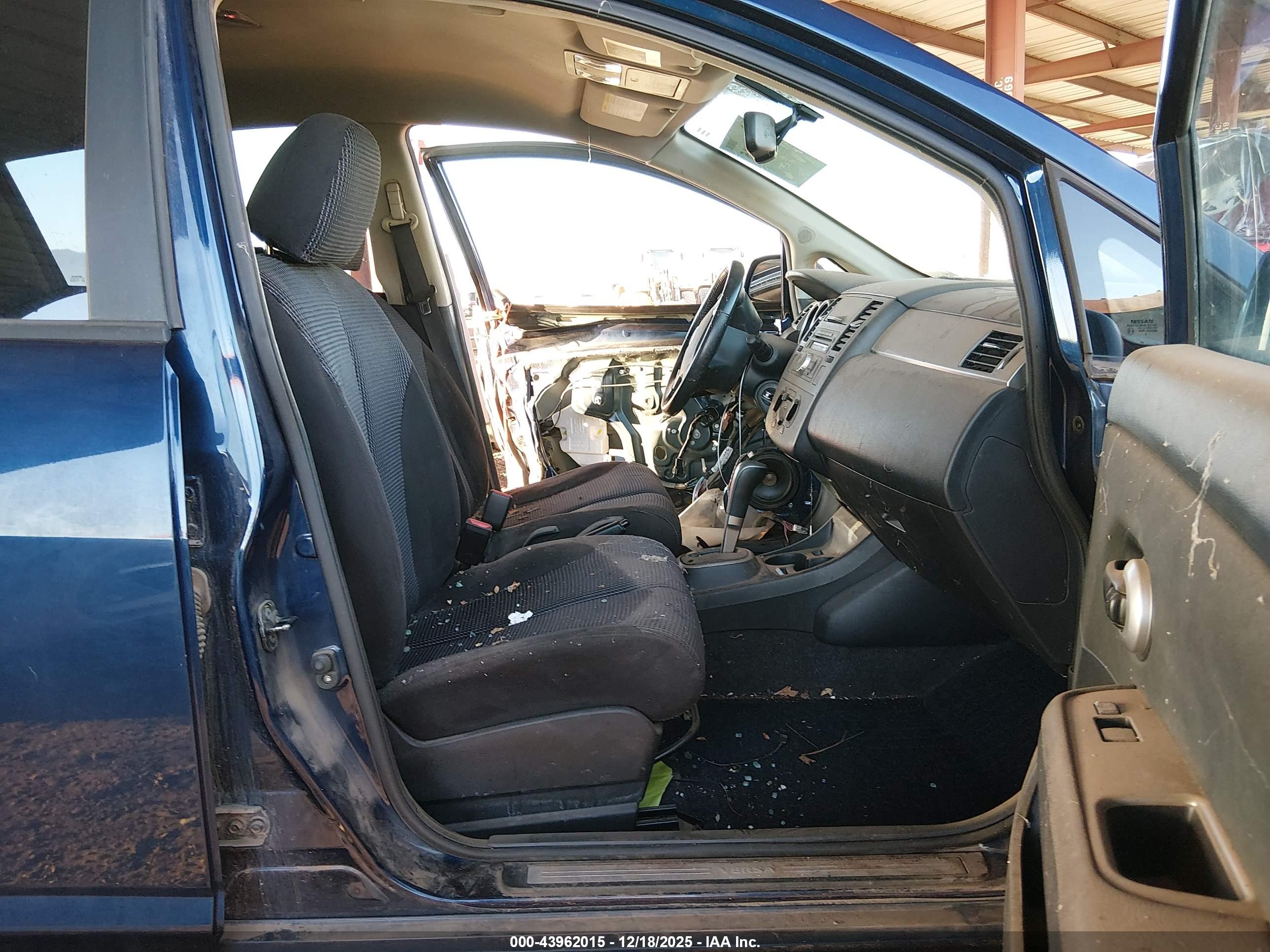 NISSAN VERSA image 5