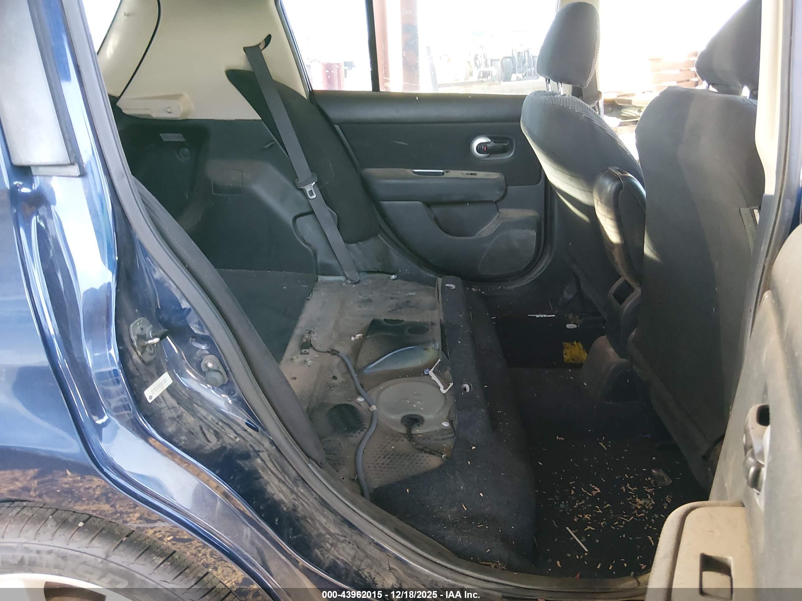 NISSAN VERSA image 8