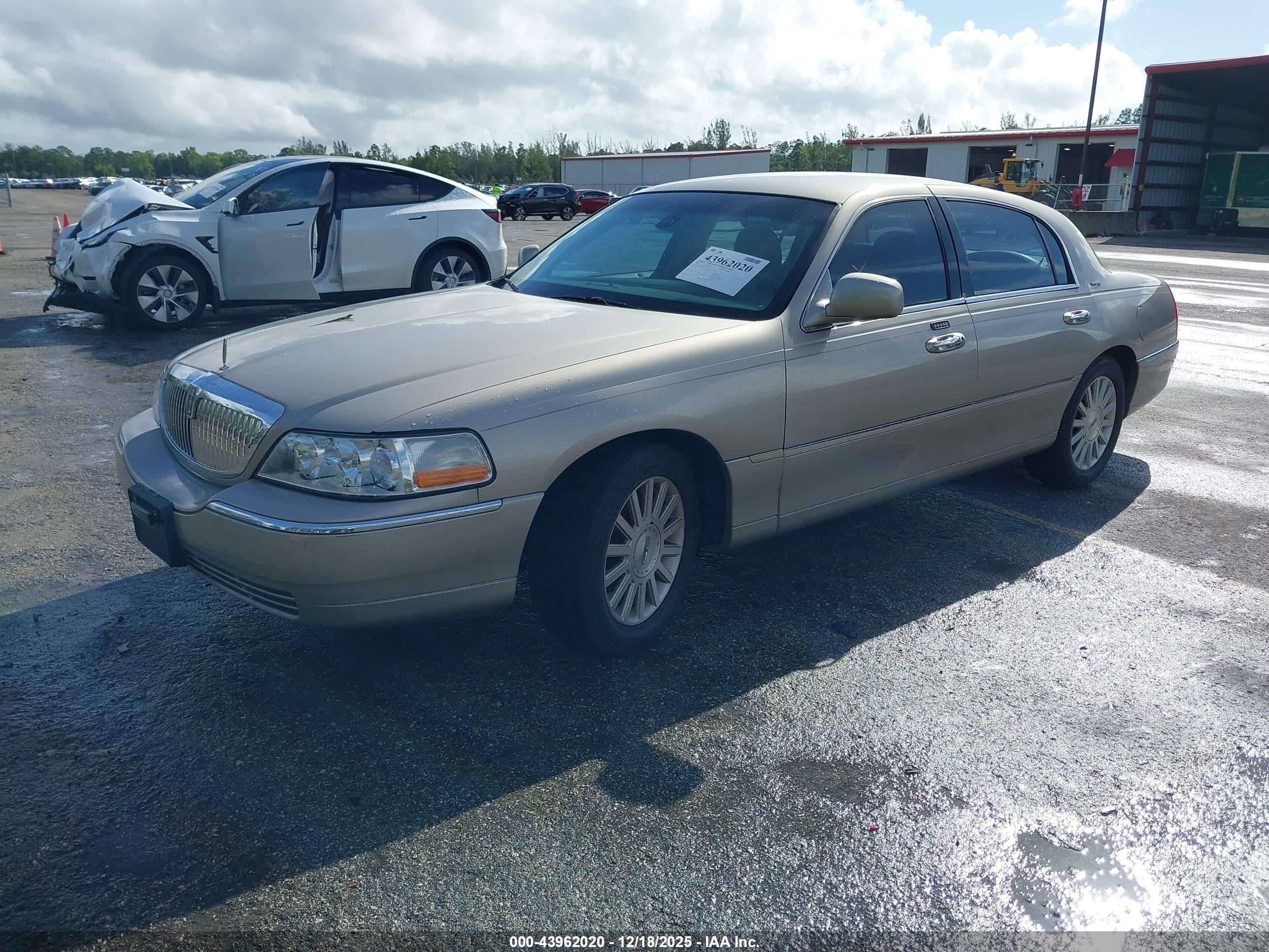 LINCOLN TOWN image 2