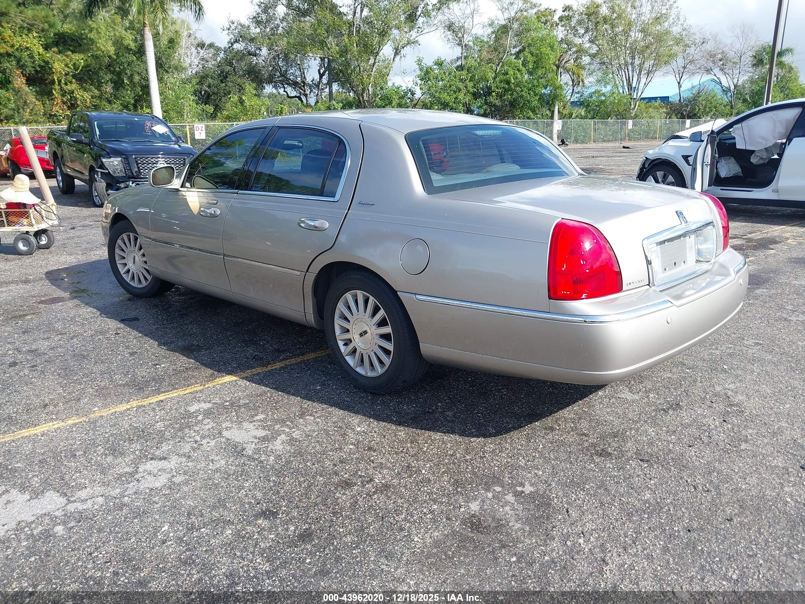 LINCOLN TOWN image 3