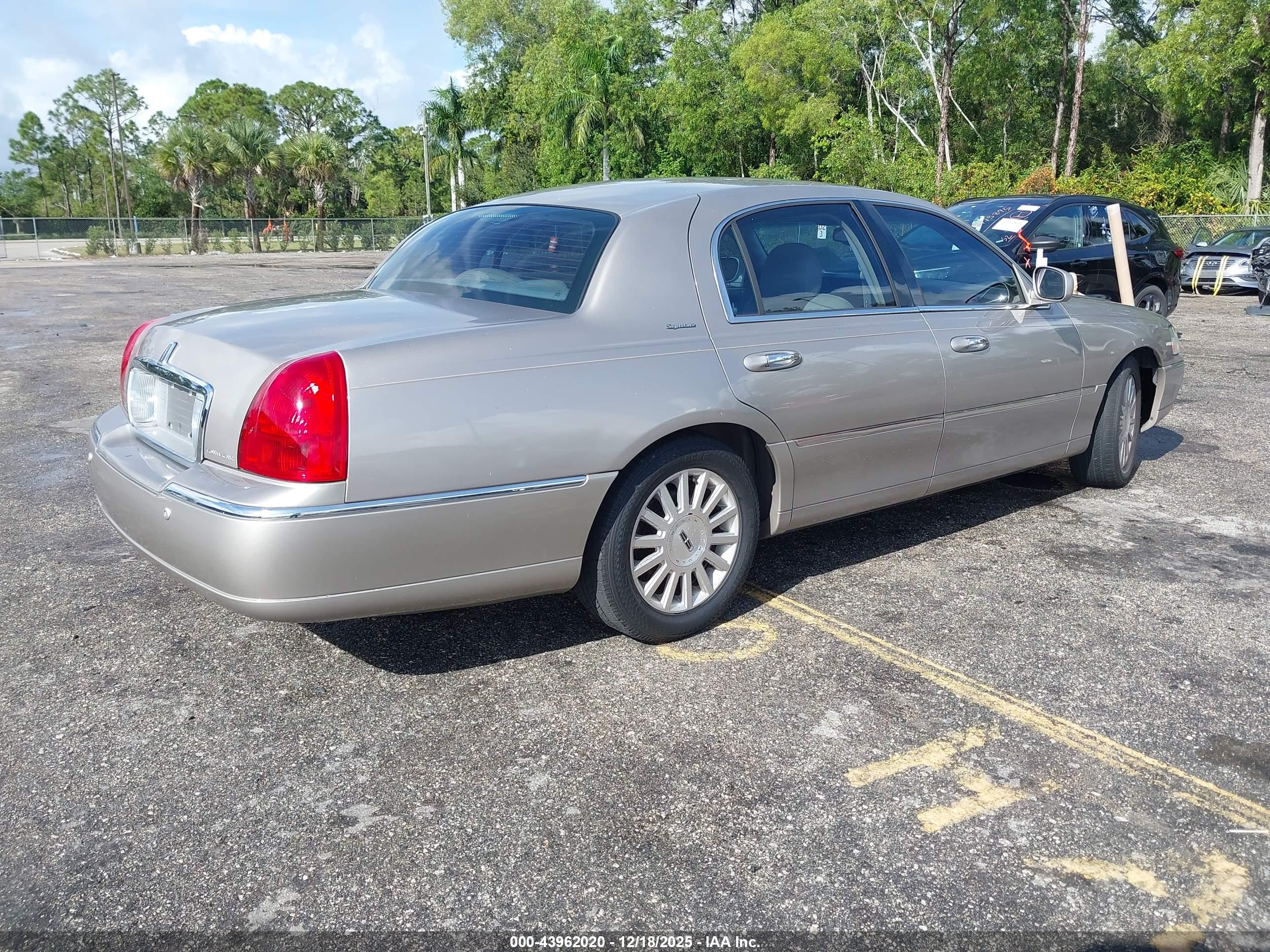 LINCOLN TOWN image 4