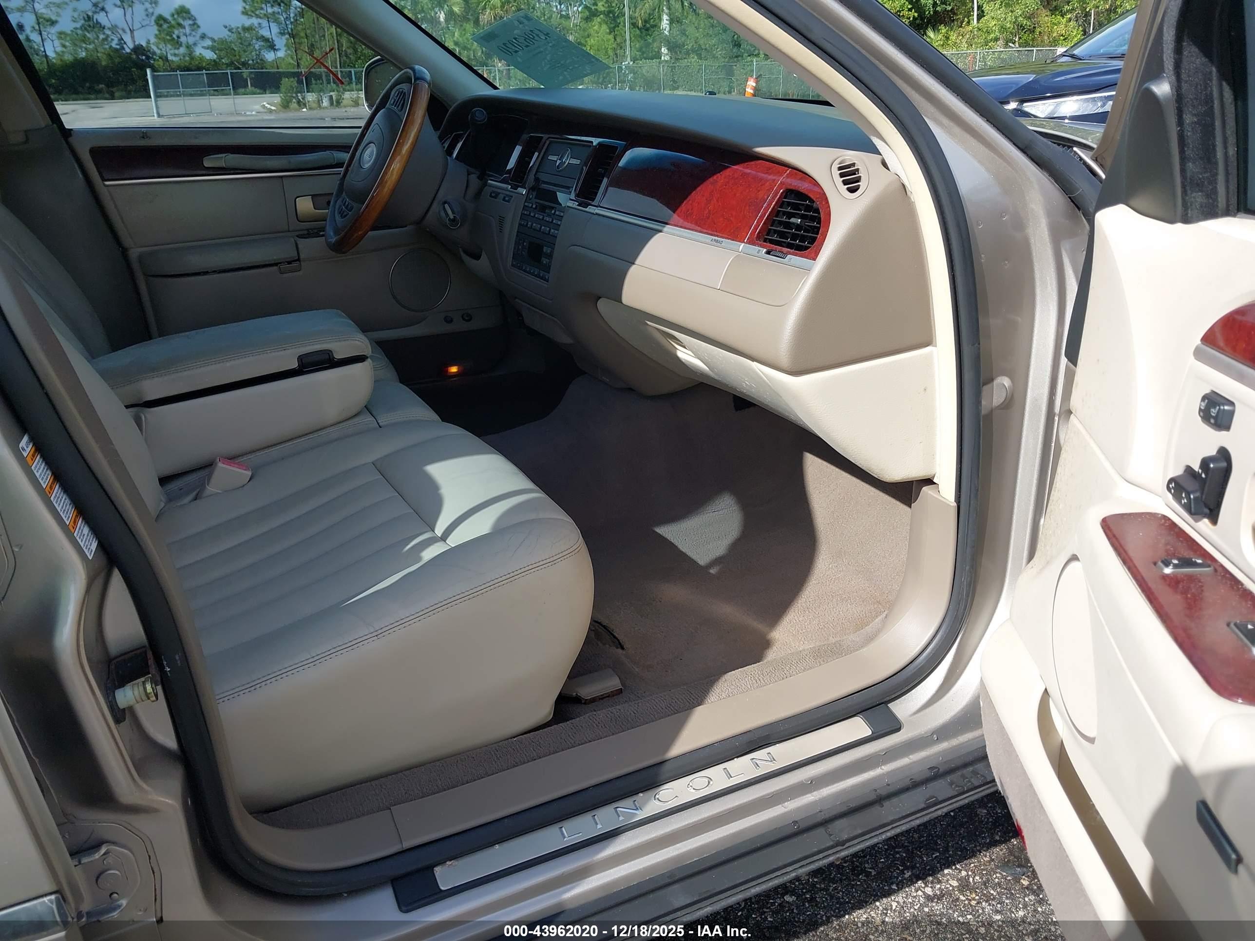 LINCOLN TOWN image 5