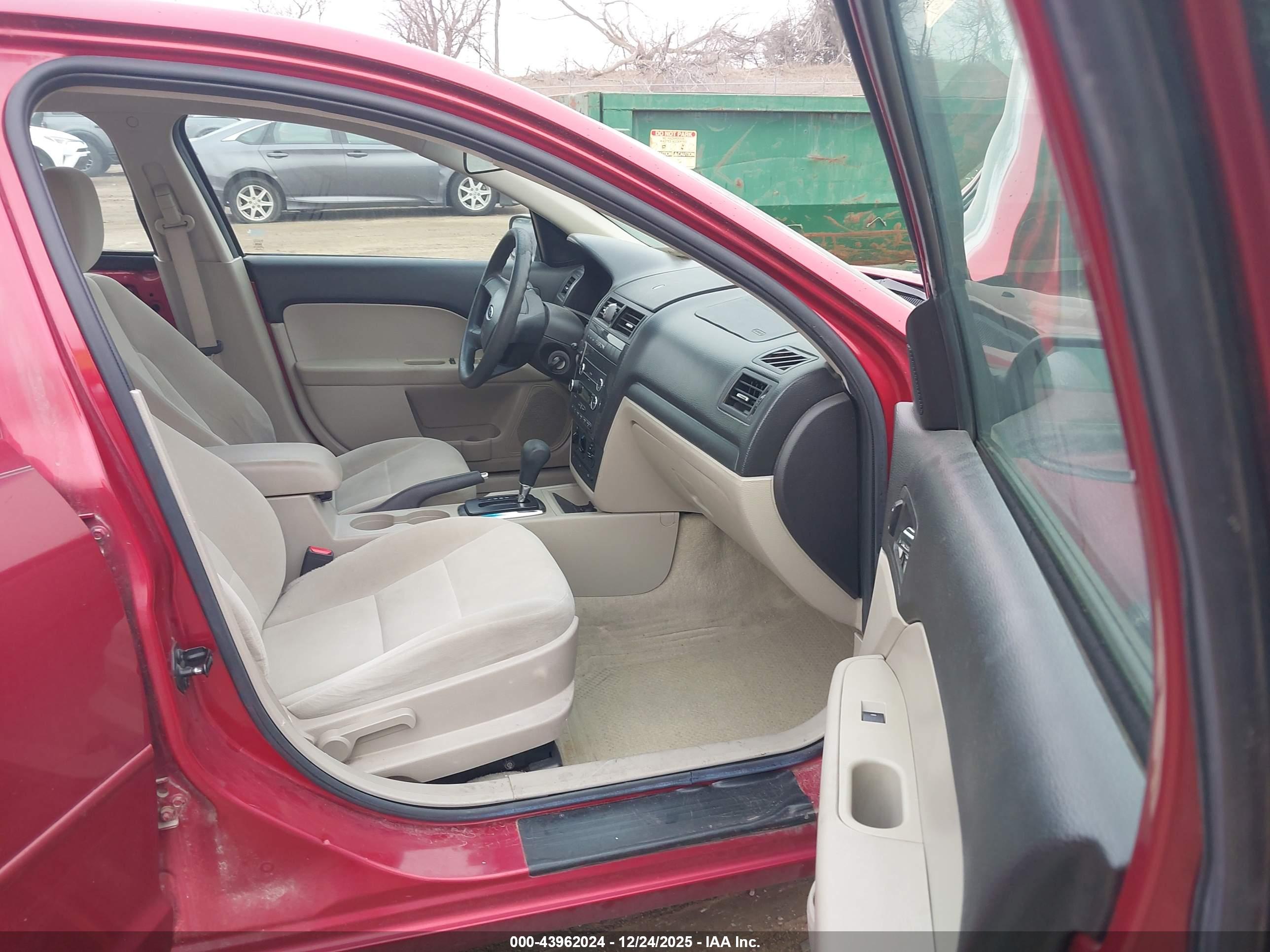 FORD FUSION image 5