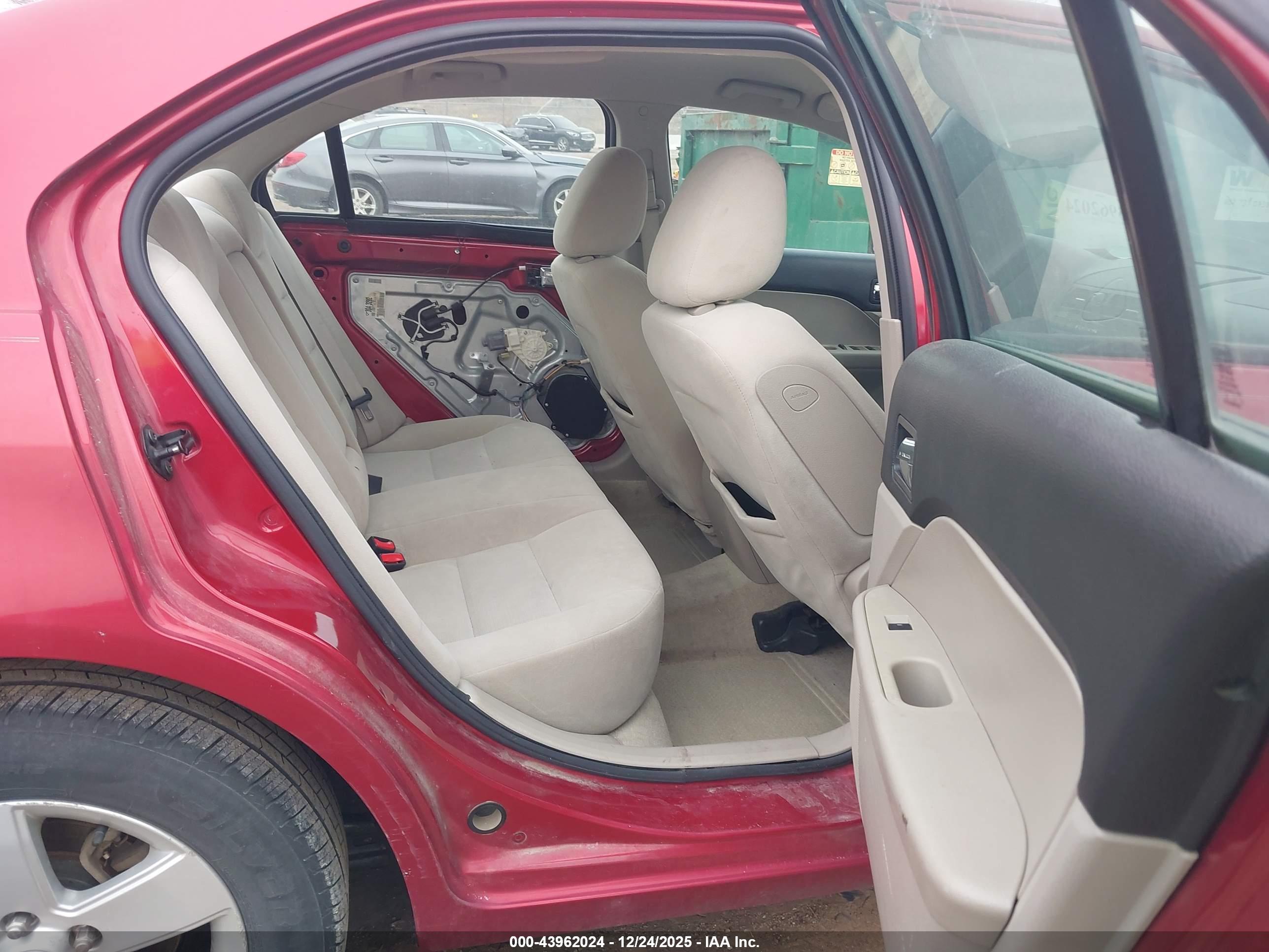 FORD FUSION image 8