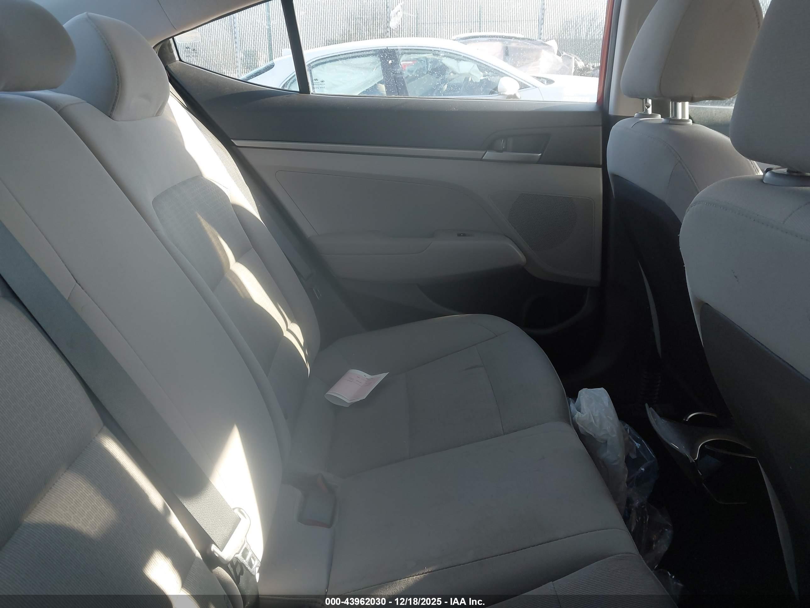 HYUNDAI ELANTRA image 8
