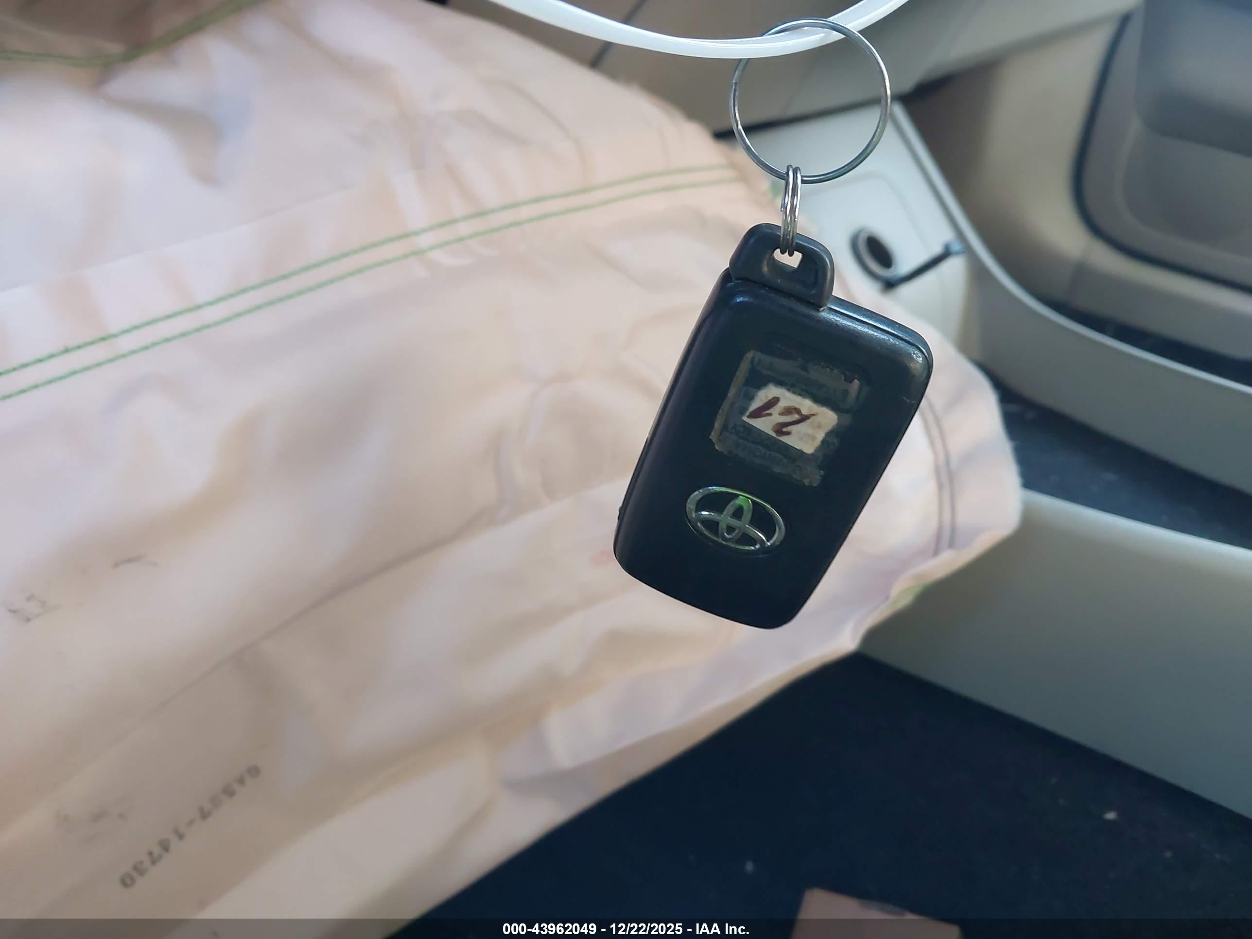 TOYOTA PRIUS image 11