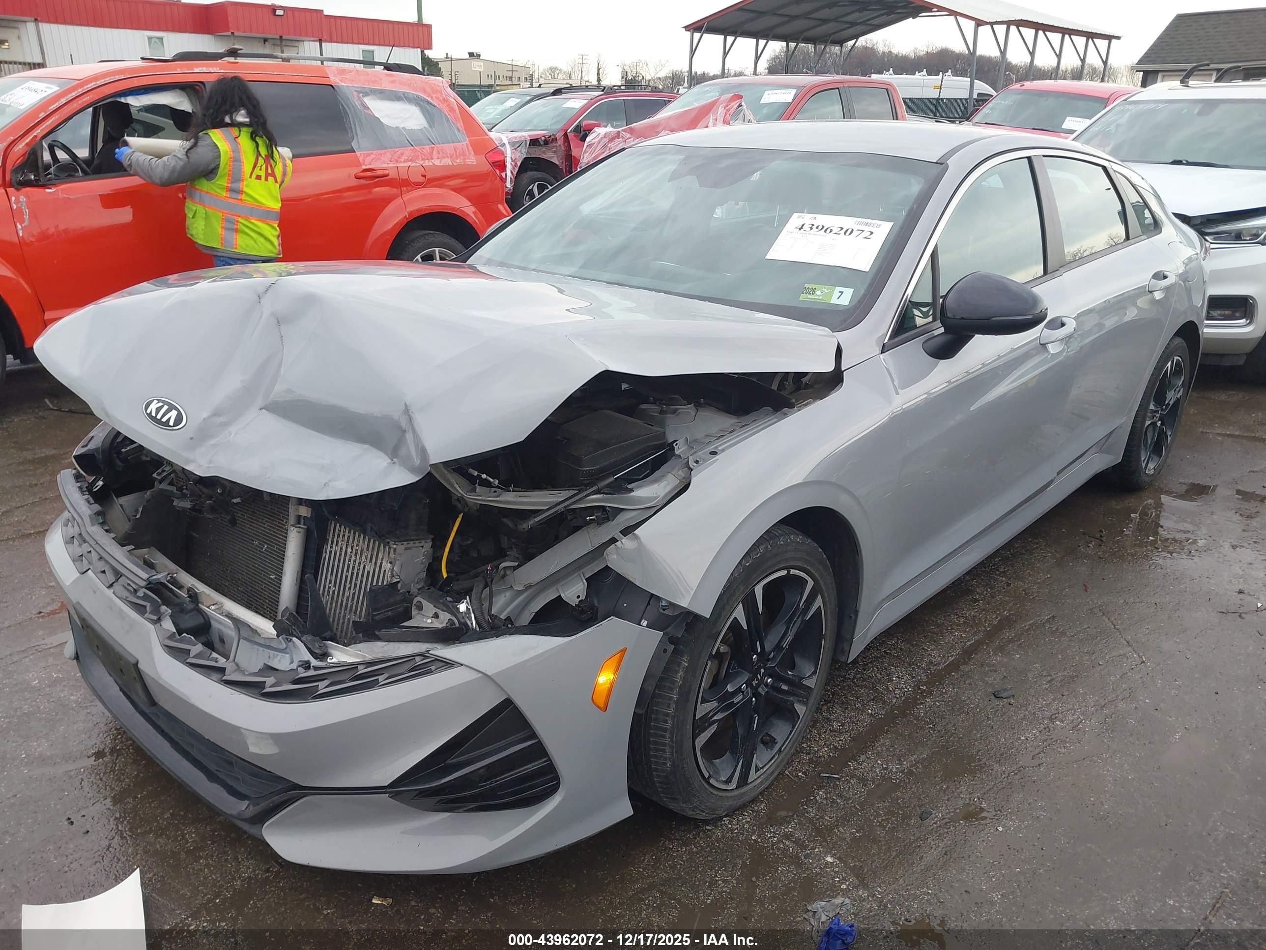 KIA K5 image 2