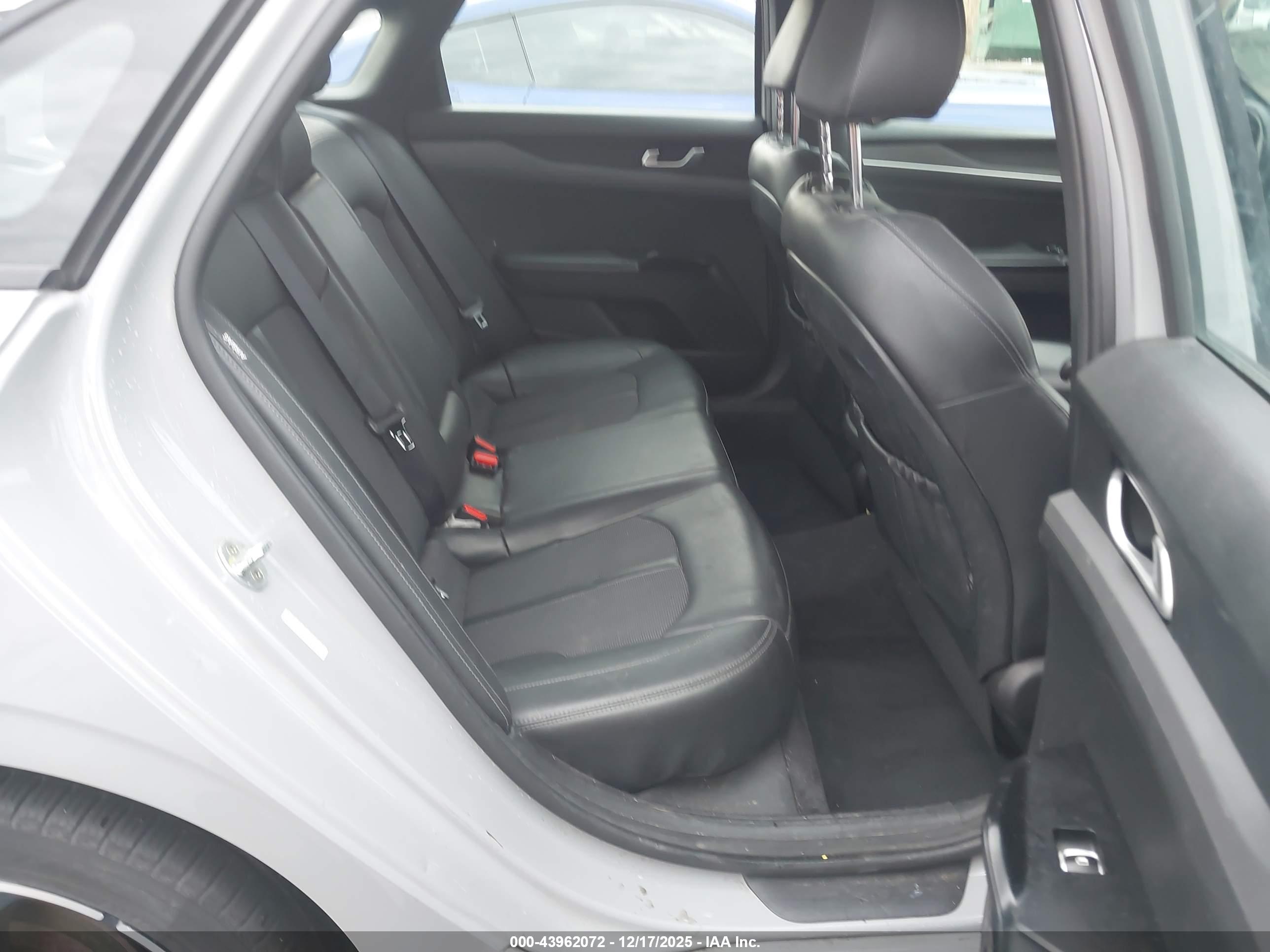 KIA K5 image 8