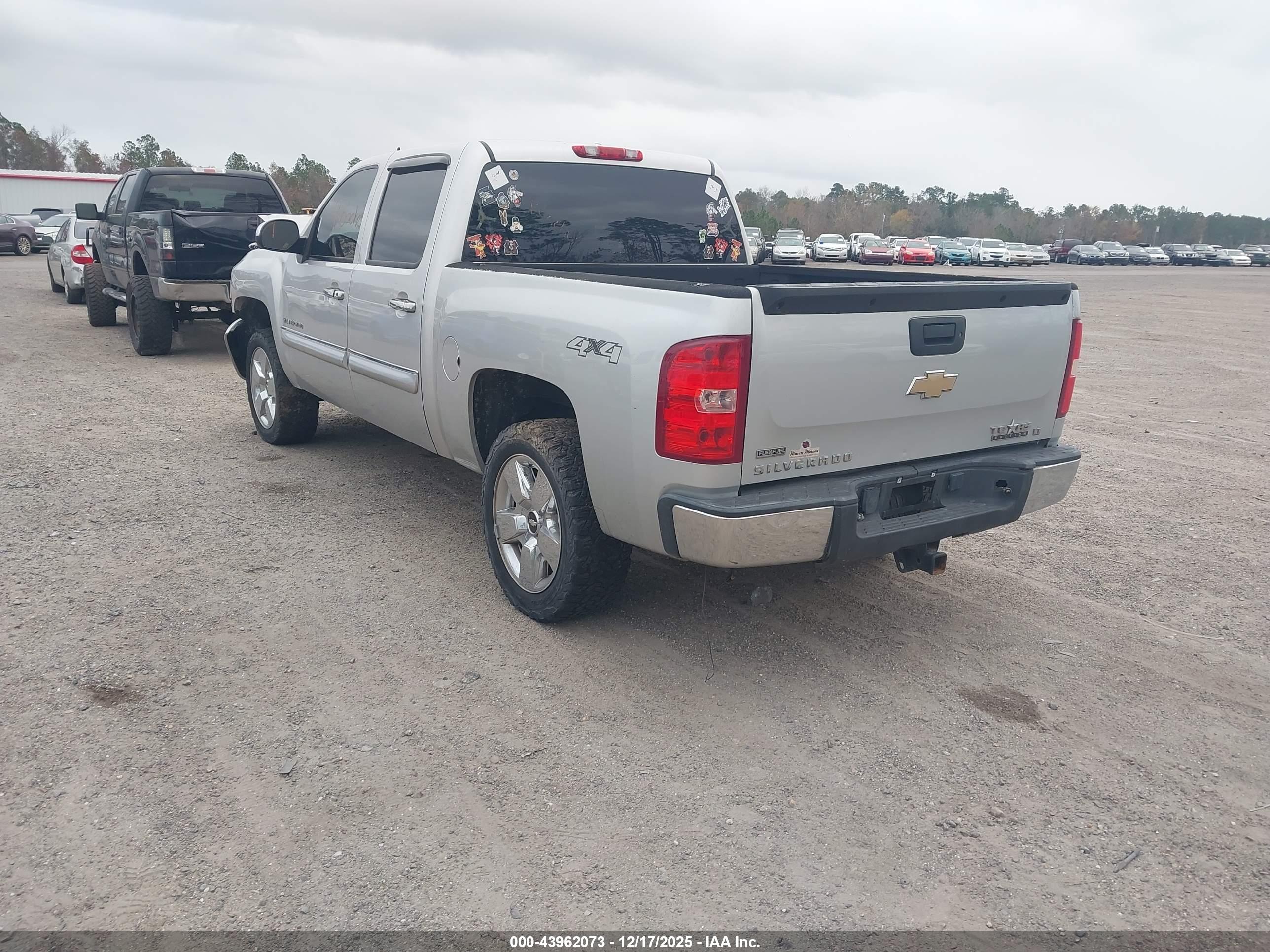 CHEVROLET SILVERADO image 3